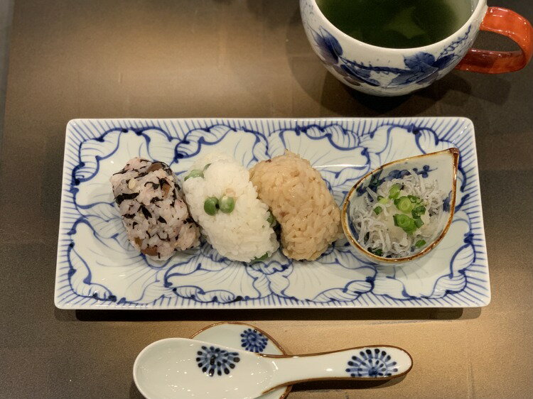 【有田焼　そうた窯　染付花弁紋　S字長角皿(小)】有田焼 磁器 角型 焼皿 青 手書き 刺身 前菜 焼き魚 寿司 おしゃれ 和食器 ギフト 引き出物 内祝い プレゼントのサムネイル