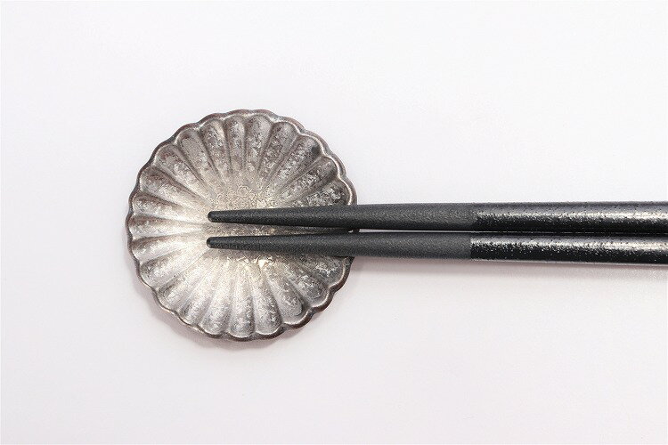 【有田焼 陶悦窯 黒柚子銀塗り 菊豆箸置き】有田焼 磁器 箸置き スプーンレスト 丸型 菊割 銀 豆皿 薬味皿 おしゃれ 和食器 ギフト 引き出物 内祝い プレゼント