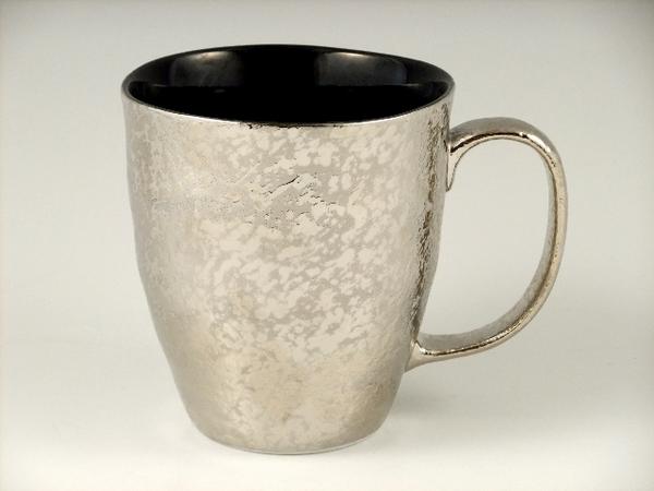 有田焼 弥源次窯 プラチナ濃黒釉掛分 波渕マグカップ＜オリジナル＞