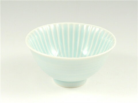 商品詳細 サイズ 直径12.5cm×高さ6.5cm 材　質 磁器 梱　包 ボール箱入 ＊焼成によっては、サイズや色あいなど若干異なる場合があります。　又、画像は照明・撮影の関係で実際の色あいとは多少異なって見える場合があります。色釉としのぎのコントラストが食卓に笑顔を届けます!　　　　　　　　　　　しのぎ(鎬)技法とは素地の表面を削って作る稜線文様の装飾のことです。 立体的に削り出したしのぎ(鎬)文に釉薬をかけることで、色の濃淡が生まれて独特の味わい深い表情を実現しています。