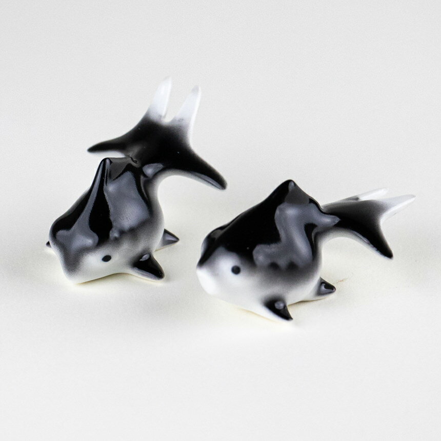 金魚 置物 かわいい置物 小物 インテリア 陶磁器 有田焼 日本製 出目金（黒/黒） ペア