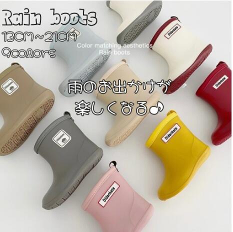 ■商品説明 ※箱無し簡易包装での配送になりますのでご了承くださいませ。 雨の日のおでかけが楽しくなる！ 釣りやキャンプなどのアウトドアでも大活躍！ 選べるカラーが可愛い子供用レインブーツ。 ・履き口にパイピング処理がされていて、足が痛くなりにくい ・便利なループ付き ・シームレス仕様で継ぎ目から水が侵入しない ・星形の可愛い滑り止め ・軽くて柔らかいPVC素材 ■重量:約500g ■素材:PVC 【北海道・沖縄（離島・一部地域）への送料について】 北海道・沖縄は別途+1,500円、 離島は別途 +2,400円がかかります。あらかじめご了承下さい。■商品説明 ※箱無し簡易包装での配送になりますのでご了承くださいませ。 雨の日のおでかけが楽しくなる！ 釣りやキャンプなどのアウトドアでも大活躍！ 選べるカラーが可愛い子供用レインブーツ。 ・履き口にパイピング処理がされていて、足が痛くなりにくい ・便利なループ付き ・シームレス仕様で継ぎ目から水が侵入しない ・星形の可愛い滑り止め ・軽くて柔らかいPVC素材 ■重量:約500g ■素材:PVC 【北海道・沖縄（離島・一部地域）への送料について】 北海道・沖縄は別途+1,500円、 離島は別途 +2,400円がかかります。あらかじめご了承下さい。