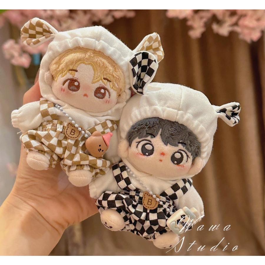 【ぬい服｜うさ耳オーバーオールで推し活をもっと楽しく】 10cmから12cmサイズのぬいぐるみにぴったりな、うさ耳付きのかわいいオーバーオールです。 モノクロのチェック柄がおしゃれで、付属のポシェットを使えばコーデの幅が広がります。 大切な推しキャラやお気に入りのぬいぐるみの着せ替えを楽しみたい方へのプレゼントにも最適です。 ● 商品の特長 ● 愛らしいうさ耳デザイン 頭部分にあしらわれたふわっとしたうさぎの耳が、ぬいぐるみの表情をより一層引き立てます。 ● おしゃれなチェック柄＆ポシェット付き 黒または茶色の落ち着いたカラーにモノクロチェックを組み合わせた、飽きのこないデザインです。小物入れにも使えるミニポシェットが付属しています。 ● 着脱しやすいオーバーオール型 シンプルな構造なので、小さなぬいぐるみでも着せやすく、日常のお世話や撮影時の衣装換えもスムーズです。 ● 素材・仕様 ・素材：ポリエステル混紡（生地により異なります） ・サイズ：10cm〜12cm用ぬいぐるみ対応 ・セット内容：オーバーオール本体、ポシェット ※写真のぬいぐるみ本体は付属していません。 ● こんなシーンにおすすめ ・お気に入りのぬいぐるみの日常コーデや記念日の衣装として ・友達や家族への誕生日プレゼント、クリスマスギフトとして ・SNSでのぬい活投稿用のフォトジェニックなアイテムとして 丁寧な作りとかわいいディテールで、あなたの推し活をさらに彩ります。 ぜひこの機会にお迎えください。 ご注意： ・サイズは手作業のため多少の誤差が生じる場合があります。 ・モニターの設定により実物と色味が異なる場合があります。