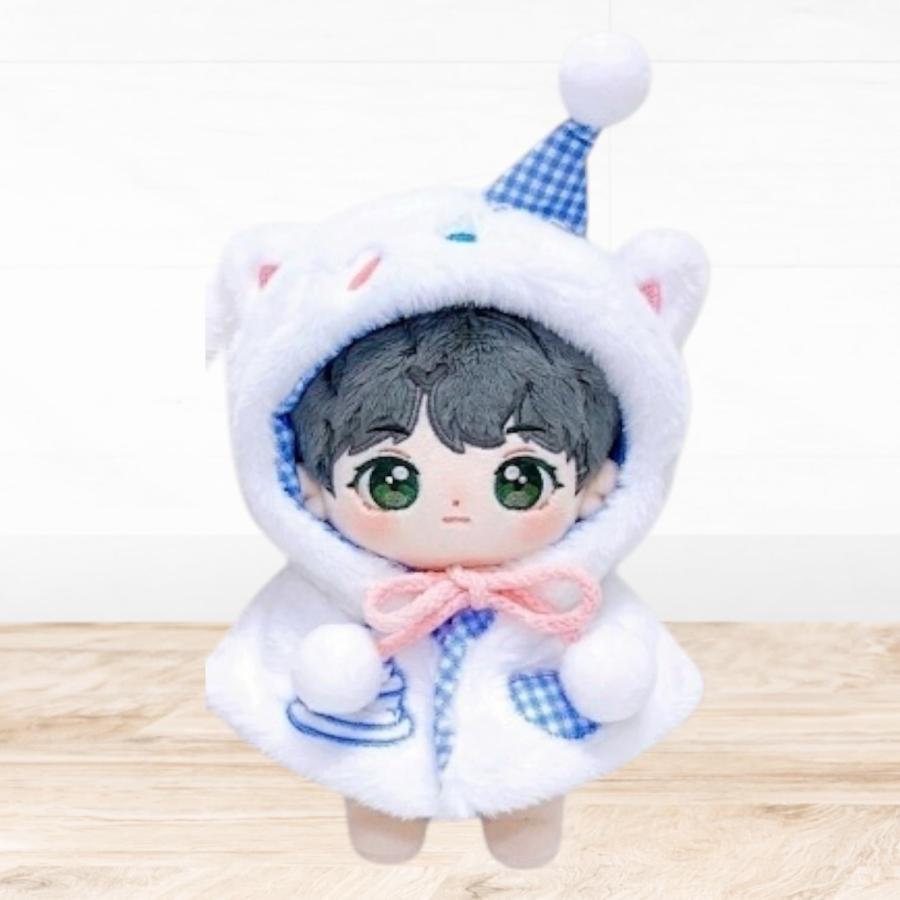 【ぬいぐるみ服｜モコモコしろくまポンチョ 全身セット】 概要説明：10cmから12cmサイズのぬいぐるみにぴったりな、モコモコ素材のしろくまポンチョです。着ぐるみ風のお洋服で、愛らしい推し活アイテムとして大活躍します。全身を包み込むデザインで、ぬいぐるみの表情をより一層引き立てます。 ターゲットや使用シーンも含める ● 商品の特長 ● モコモコ素材で手触り抜群 柔らかく暖かい肌触りの生地使用で、見るだけでなく触れても癒やされる質感を実現しました。 ● 着せ替え簡単・全身コーディネート ポンチョタイプなので着脱が簡単。頭からすっぽり被せるだけで、可愛らしい白熊に変身します。 ● 選べる2カラー展開 優しい印象のピンクと、爽やかなブルーの2色から選べます。お好みの雰囲気やぬいぐるみの毛色に合わせてコーディネート可能です。 ● 素材・仕様 ・素材：ポリエステル他（モコモコ素材） ・サイズ：幅〇〇cm × 高さ〇〇cm × 奥行〇〇cm（10cm〜12cmぬいぐるみ対応） ・重量：〇〇g（軽量設計） ● こんなシーンにおすすめ ・日常のぬい活・推し活でのフォトジェニック撮影 ・友人や家族への誕生日プレゼント・ギフト 大切なぬいぐるみにおしゃれな衣装をプラスして、毎日のお世話をさらに楽しくしましょう。シンプルながら存在感のあるデザインで、飾るだけでも可愛いインテリアになります。 ご注意： ・サイズは手作業のため多少の誤差が生じる場合があります。 ・モニターの設定により実物と色味が異なる場合があります。