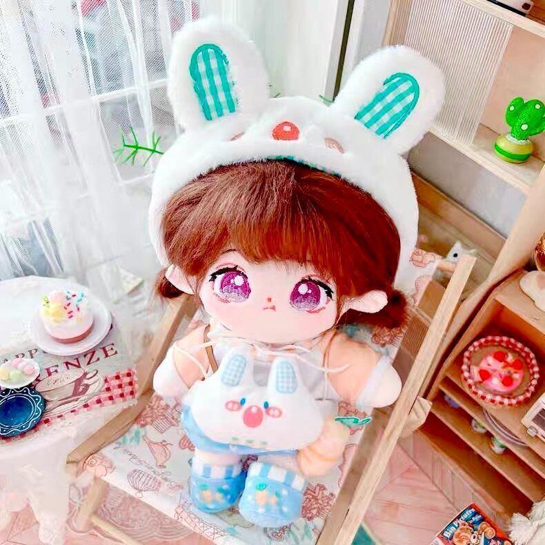 【ぬいぐるみ服 20cm｜グリーンギンガムチェックのかわいいウサギコーデ】 20cmサイズのぬいぐるみ専用の、緑色のギンガムチェックが爽やかなウサギさん風全身5点セットです。 帽子とワンピース風の衣装で統一感のあるコーディネートが完成し、推し活やコレクション、プレゼントにも最適です。 ● 商品の特長 ● かわいいウサギデザイン 耳付きの帽子とチェック柄の衣装で、まるで本物のウサギさんのような愛らしい仕上がりになります。 ● 充実の5点セット 帽子、トップス、ボトムスなど必要なアイテムが揃っており、これ一つで完璧な着せ替えを楽しめます。 ● 推し活・ギフトに最適 お気に入りのキャラクターやアイドルのぬいぐるみに着せて、SNSでの写真撮影やお出かけのお供にどうぞ。 ● 素材・仕様 ・素材：ポリエステル混紡 ・サイズ：20cmサイズぬいぐるみ対応 ・内容：帽子、服など合計5点セット（※ぬいぐるみ本体は含まれません） ● こんなシーンにおすすめ ・ぬいぐるみの着せ替え遊びやコレクション ・友人との交換会用や誕生日プレゼント 大切なぬいぐるみをより可愛く彩る、こだわりのアイテムです。ぜひこの機会にお迎えください。 ご注意： ・サイズは手作業のため多少の誤差が生じる場合があります。 ・モニターの設定により実物と色味が異なる場合があります。