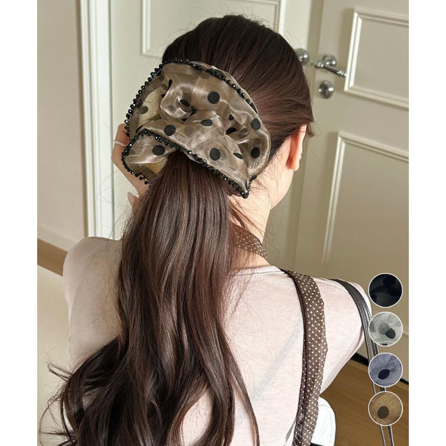 【ドット柄シアーシュシュ｜フェミニンな透け感とギャザーデザイン】 軽やかなシアー素材とふんだんなギャザーが特徴的な、フェミニンなボリュームシュシュです。程よい透け感と華やかなシルエットが、ポニーテールやまとめ髪を上品に演出します。甘くなりすぎないデザインなので、デイリー使いからお出かけまで幅広く活躍するヘアアクセサリーとしておすすめです。 ● 商品の特長 ● 華やかなデザイン ドット柄のシアー素材を使用し、軽やかな透け感と立体感のあるギャザーデザインで、髪元を美しく彩ります。 ● versatile なコーディネート ワンピースやブラウスはもちろん、韓国風コーデやバレエコアスタイルなど、様々なファッションシーンに馴染みます。 ● 着け心地抜群 柔らかな素材感で髪を傷つけにくく、一日中快適に着用できる設計です。 ● 素材・仕様 ・素材：ポリエステル ・サイズ：ゴム直径 約5cm ・カラー：ブラック / アイボリー / グレー / ブラウン ・生産国：中国 ● こんなシーンにおすすめ ・日常のおしゃれアップ ・デートやパーティーなどの特別なお出かけ ・プレゼントやギフト 軽やかさと華やかさを兼ね備えたこのシュシュで、毎日のヘアスタイルをワンランクアップさせましょう。お気に入りのカラーを見つけて、素敵なアクセントを加えてください。 ご注意： ・サイズは手作業のため多少の誤差が生じる場合があります。 ・モニターの設定により実物と色味が異なる場合があります。 ・染色の特性上、発汗や摩擦により色落ちや色移りする可能性がありますので、ご注意ください。 ・梱包時の畳みじわが生じる場合がございますが、品質上の問題はありません。カラー: ブラックカラー: ブラウンカラー: グレーカラー: アイボリー
