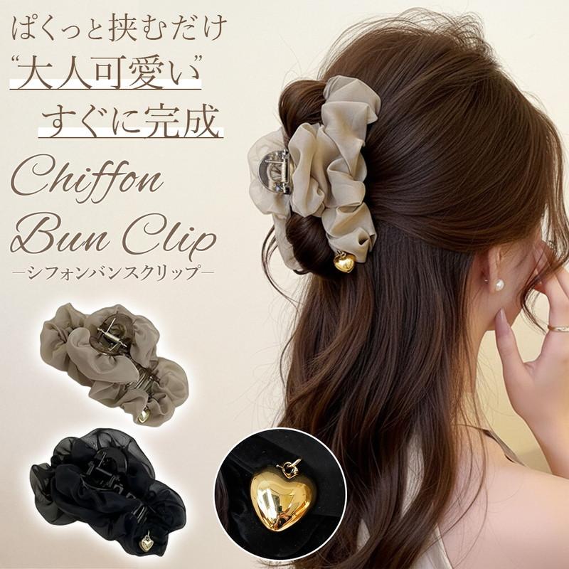 【シフォンヘアクリップ｜大人可愛い上品な髪飾り】 忙しい朝でも、ワンタッチで簡単に華やかなヘアアレンジが完成するシフォンバンスクリップです。ツヤ感のある生地と立体的なフラワーモチーフが、大人の女性らしい上品な雰囲気を演出します。ゴールドのハートチャームが揺れるたびにキラリと輝き、さりげない可愛らしさをプラス。多毛の方でも安心のホールド力で、一日中崩れにくく、小顔効果も期待できる優れものです。 ● 商品の特長 ● 美しい立体デザイン ツヤ感のあるシフォン素材で作られたふんわりとしたお花が、動きに合わせて優雅に揺れます。ゴールドのハートチャームがアクセントとなり、エレガントでおしゃれな印象に仕上げます。 ● 強力なホールド力 髪量が多い方や硬い髪の方でも安心できるよう、強めのクリップ設計を採用。滑りにくい内側構造で髪をしっかりと掴み、ズレや落ちを防ぎます。朝つけたら夜までキープ可能です。 ● 軽量で快適な装着感 重量は約50gと非常に軽く、長時間の使用でも頭が痛くなりにくい設計です。頭皮への負担が少なく、跡がつきにくいのも嬉しいポイントです。ストレスフリーで着用できます。 ● 素材・仕様 ・素材：ポリエステル、プラスチック ・サイズ：約13cm（全長） ・重量：約50g ・カラー：ブラック、ベージュ ● こんなシーンにおすすめ ・結婚式や披露宴などのフォーマルな場面 ・デートやパーティー、ディナーなどおしゃれな外出時 ・普段使いのまとめ髪やハーフアップ ・母の日や誕生日などのプレゼント シンプルながらも華やかさのあるデザインなので、どんな服装にも合わせやすく、コーディネートを引き立ててくれます。時短でおしゃれを楽しみたい方、多毛でヘアアクセに悩んでいる方に特におすすめです。あなたのお気に入りの1つを見つけてください。 ご注意： ・サイズは手作業のため多少の誤差が生じる場合があります。 ・モニターの設定により実物と色味が異なる場合があります。