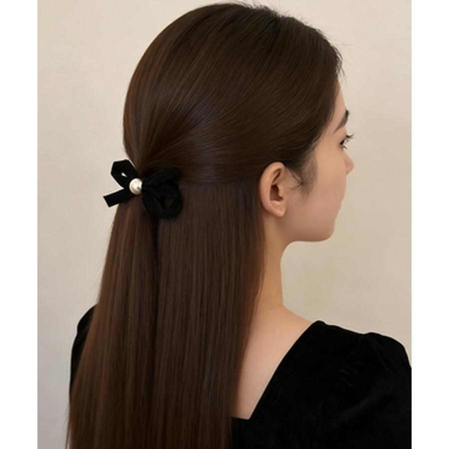 【ベロア調リボンヘアクリップ｜後ろ姿を華やかに】 女性らしいシルエットが印象的なベロア調リボンヘアクリップ。立体感のあるリボンデザインにフェイクパールをあしらい、後ろ姿をさりげなく華やかに演出します。ハーフアップやポニーテール、まとめ髪にさっと留めるだけで、こなれ感のあるスタイルに仕上がるおすすめのヘアアクセサリーです。 ● 商品の特長 ● 上品なベロア素材とパール装飾 光沢のあるベロア調生地にフェイクパールを組み合わせることで、高級感と清楚さを両立。シンプルながらも存在感のあるデザインで、普段のコーディネートを引き立てます。 ● しっかりホールドするクリップ構造 約3.5cmのクリップ部分は適度なバネ力で髪をしっかりキャッチ。重たい髪でもずれにくく、長時間の外出でも安心してお使いいただけます。 ● シーンを選ばない汎用性 通勤・通学などのビジネスシーンから、お出かけ・パーティーなどのカジュアルシーンまで幅広く対応。ギフトやプレゼントにも喜ばれるアイテムです。 ● 素材・仕様 ・素材：ポリエステル（生地）、合金（金具）、フェイクパール ・サイズ：リボン部分 約9cm×約3cm / クリップ部分 約3.5cm×約0.6cm ・カラー：ブラック / ワインレッド ・生産国：中国 ● こんなシーンにおすすめ ・忙しい朝のヘアアレンジ時 ・オフィスでの清楚な印象を与えたい時 ・ディナーやデートなど少しおしゃれしたい時 ・母の日や誕生日などの贈り物として 毎日のヘアスタイルを格上げしてくれる、実用性とデザイン性を兼ね備えた一品です。ご自身へのご褒美にも、大切な方へのプレゼントにもぜひご利用ください。 ご注意： ・モニターの設定により実物と色味が異なる場合があります。 ・染色の特性上、発汗や摩擦により色落ちしたり、他の物に色移りする可能性がありますので、ご注意頂きますよう宜しくお願い致します。 ・生産過程において、どうしても“生地を織る際の糸の継ぎ目”や多少の“ほつれ”などが生じている場合がございますが、品質上の問題はございません。 ・在庫管理システムにて複数店舗の在庫を共有しているため、ご注文のタイミングによって在庫の確保ができない場合がございます。予めご了承ください。