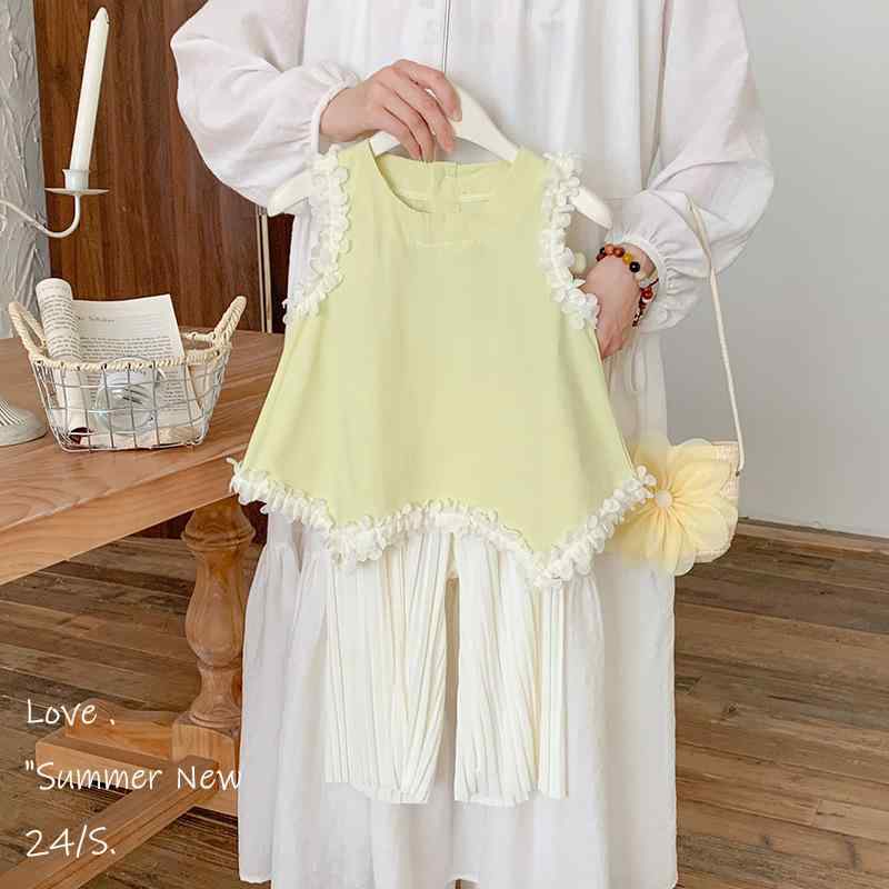 子供用パンツセットアップ 女の子 夏物 不規則なフリル付きタンクトップとパンツの2点セット 薄手 綿混紡 黄緑色