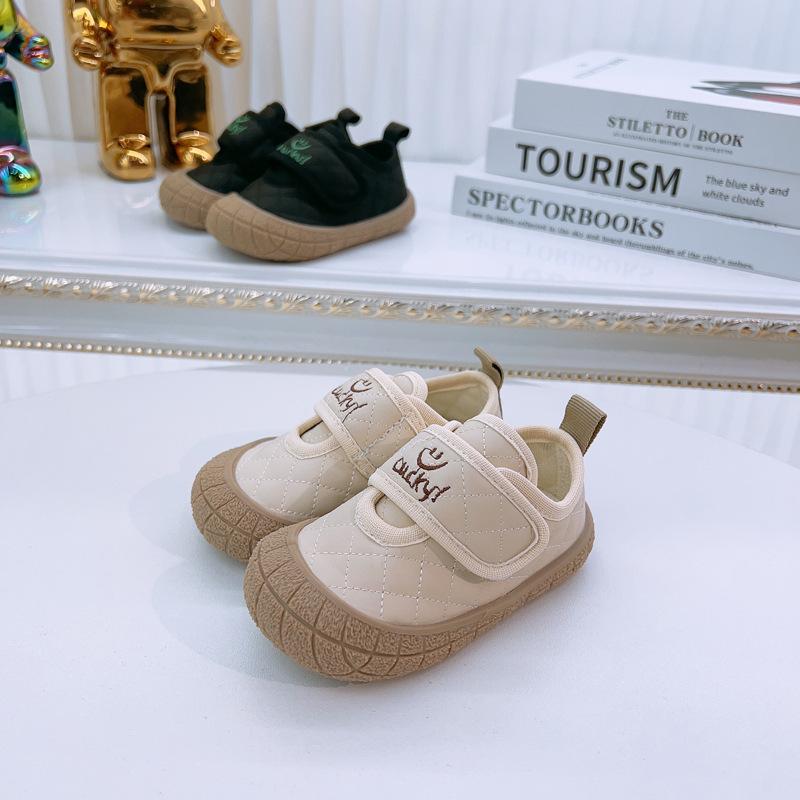 靴 キッズ スニーカー ベビー 運動靴 春秋 子供靴 男の子 女の子 1歳 2歳 3歳 幼児 園児 幼稚園 保育園 滑り止め 履きやすい マジック..