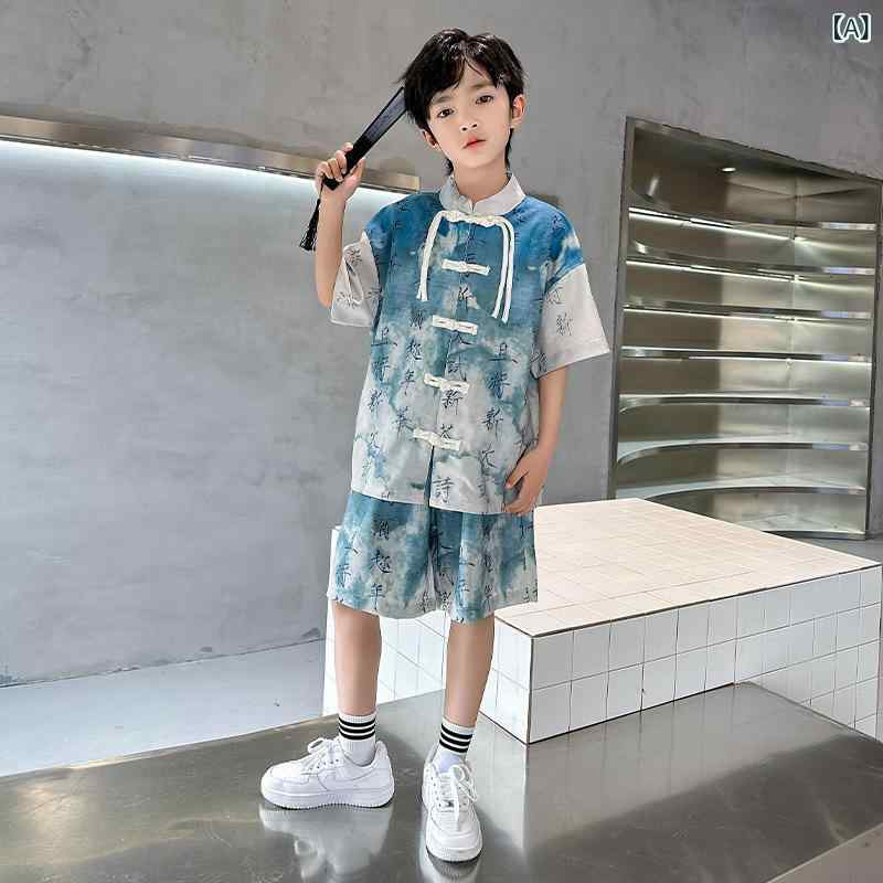 子供用チャイナ服 男の子 夏用 セットアップ 中華風 古風 半袖 短パン 2点セット ポリエステル ブルー系・商品カテゴリ: 子供用セットアップ・対象: 男の子・スタイル: 中国風・セット内容: トップス、ボトムスの2点セット・対象年齢: 8歳以上・袖丈: 半袖・パンツ丈: 五分丈・七分丈・厚さ: 薄手・柄: プリント・素材: 化学繊維混紡 (ポリエステル88%)・安全等級: B類・留め具: シングルブレスト・カラー: ブルー古詩国風, 中国龍ジャカード, 水墨詩詞国風, 江山グラデーション国風, 遠山黛国風, 墨竹国風, 藍山国風, 青竹国風・対応身長: 100cm, 110cm, 120cm, 130cm, 140cm, 150cm, 160cm, 170cm・要素: セットアップ