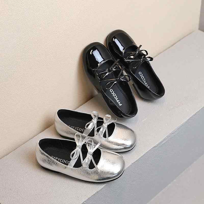 靴/シューズ キッズ/女の子 復古調 バレエシューズ 蝶結び スリッポン ローファー 学生 発表会 ダンス 春秋 銀色 黒色 通気性 防滑 耐摩耗 普段使い・カラー: シルバー、ブラック・サイズ: 26、27、28、29、30、31、32、33、34、35、36、37・対象年齢: 中童(7-12歳)、小童(4-6歳)・アッパー素材: マイクロファイバー・性別: 女の子・ソール素材: PVC・靴の高さ: ローカット・加工方法: 漆塗り・厚さ: 普通・用途: 通学、普段履き・機能: 通気性、滑り止め、耐摩耗性・デザイン: 蝶結び・履き方: スリッポン・パターン: 無地・インソール素材: PU・靴底の製法: 接着剤・内側の素材: フェイクレザー・スタイル: レトロ
