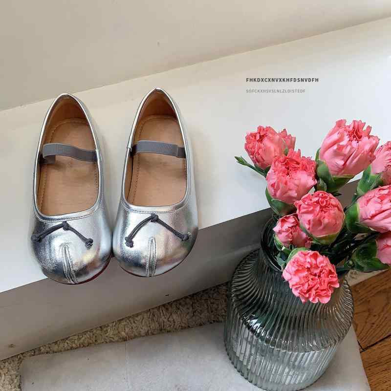 靴 子供靴 マリージェーン シルバー レザーシューズ プリンセスシューズ 女の子 ベビー靴 幼児靴 小学生 幼稚園 保育園 通園 履き 春夏 秋冬 発表会 お遊戯会・カラー: シルバー・サイズ: 14.5、15.0、16.0、16.7、17.2、17.8、18.5、19.2、20.0、20.7、21.2・靴の表面素材: マイクロファイバー・性別: 女児・靴底素材: ゴム・靴の高さ: ローカット・厚さ: 普通・適用運動: ハイキング・機能: 通気性、滑り止め、耐摩耗性・流行の要素: 偽のつま先・着用方法: 伸縮性バンド・柄: 無地・適合シーズン: 夏、春、秋・靴の中敷素材: 合成皮革・靴底の技術: 接着剤・内側の素材: 模造革・スタイル: 韓国版