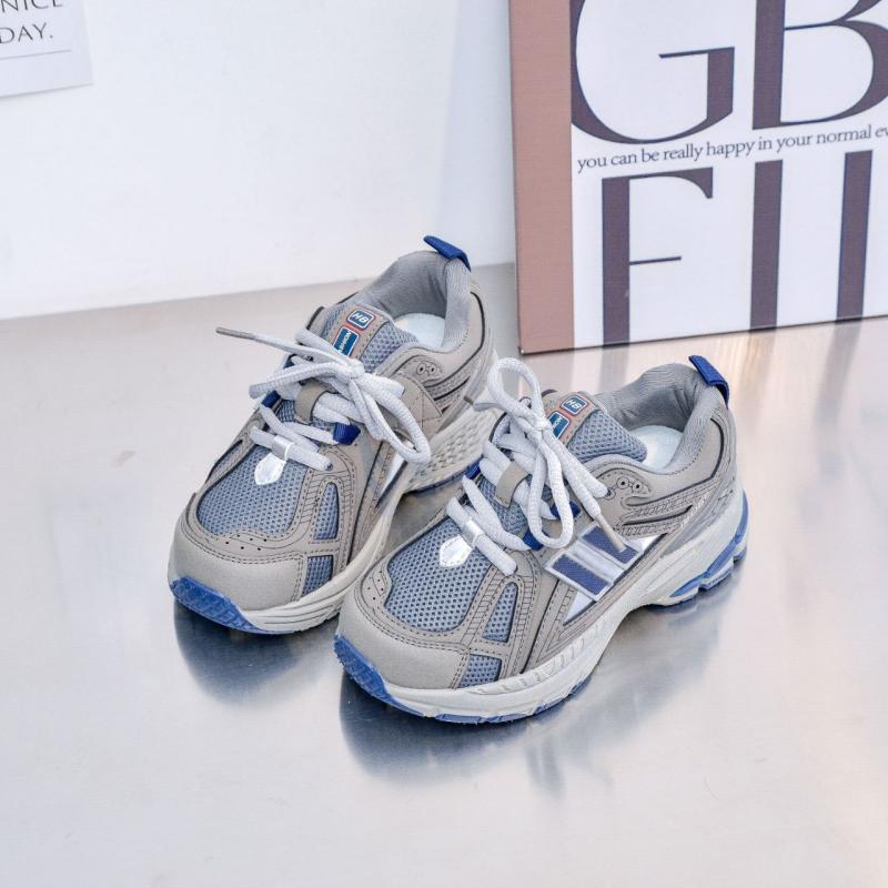 スニーカー キッズ 子供靴 男の子 女の子 運動靴 通気性 軽量 春秋 グレー シルバー・項目名: カラー・値: グレー, シルバー・項目名: サイズ・値: 23, 24, 25, 26, 27, 28, 29, 30, 31, 32, 33, 34, 35, 36, 37, 38, 39・項目名: 対象年齢・値: 中学年 (7-12歳), 低学年 (4-6歳)・項目名: アッパー素材・値: メッシュ・項目名: 機能・値: 通気性, 軽量・項目名: 柄・値: 無地・項目名: ソール素材・値: ゴム+EVA・項目名: 厚さ・値: 普通・項目名: 留め具・値: マジックテープ・項目名: 対象・値: ユニセックス・項目名: カテゴリー・値: スニーカー・項目名: 適した場所・値: 硬い地面