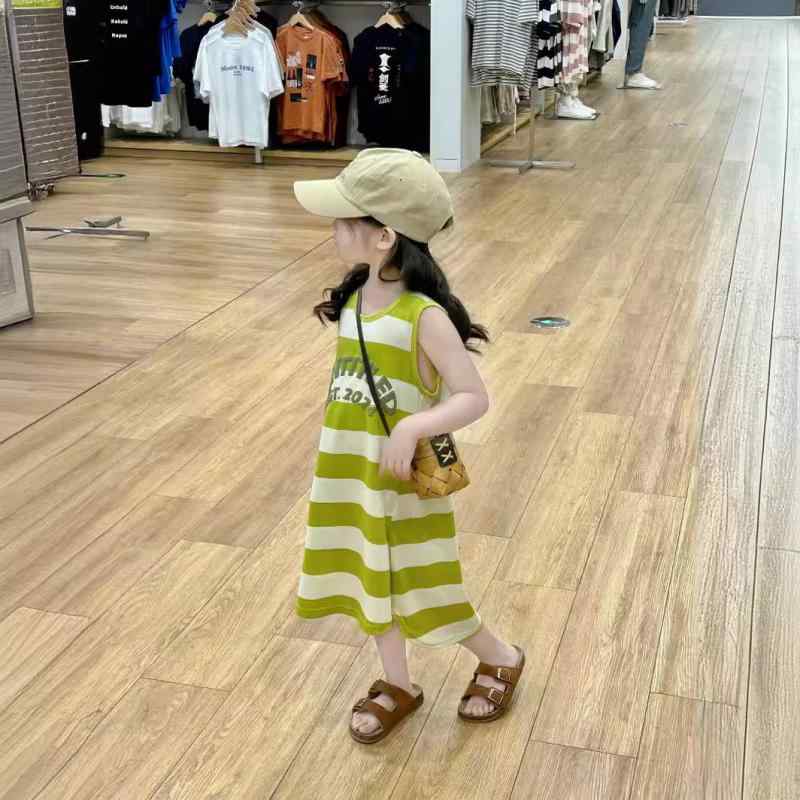 ワンピース キッズ 女の子 ストライプ柄 Aライン ノースリーブ 子供服 春夏 綿 普段着・スタイル: 韓国版・生地: 綿・スカート種類: キャミソールワンピース/ベストワンピース・レベル: B類・主な生地の成分: 綿95%・適用性別: 女児・対象年齢: 中小規模の子供(3〜8歳.100〜140cm)・柄: ストライプ・生地技術: 柔らかい処理・対象シーズン: 夏・実写有無: 実写.モデルあり・デザイン: Aラインスカート・スカート裾: Aラインスカート・要素: ストライプ・色: 緑・適合身長: 90cm, 100cm, 110cm, 120cm, 130cm, 140cm・製品カテゴリ: 子供用スカート