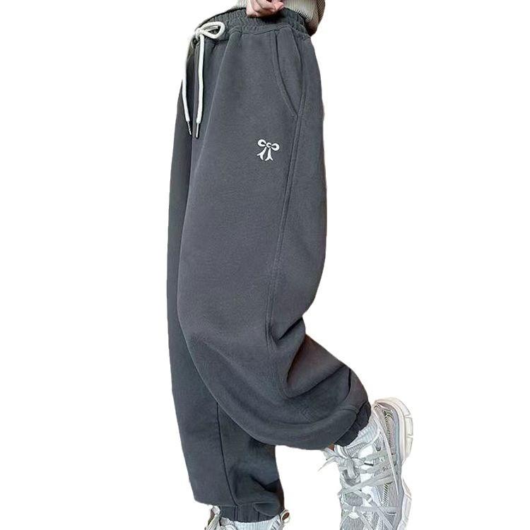 子供服 パンツ 女の子 裏起毛 カジュアルパンツ 秋冬 長ズボン ガールズ ズボン 高学年 ジュニア 普段着 コットン ゆったり ウエストゴム グレー パープル ベージュ 120 130 140 150 160 170・スタイル: カジュアル・生地: 綿・等級: B類・パンツ丈: 長ズボン・主な素材: 綿・主な素材の含有量: 35%・対象: 女の子・対象年齢: 中高学年(8歳以上.140cm以上)・デザイン: カジュアルパンツ・股開き: なし・生地加工: 柔らかい加工・柄: キャラクター・要素: プリント・ウエスト: ハイウエスト・前開き: 紐・カラー: グレー（裏起毛）, 紫（裏起毛）, 杏色（裏起毛）・対応身長: 120cm, 130cm, 140cm, 150cm, 160cm, 170cm・加工: 複合・カテゴリ: 子供用パンツ