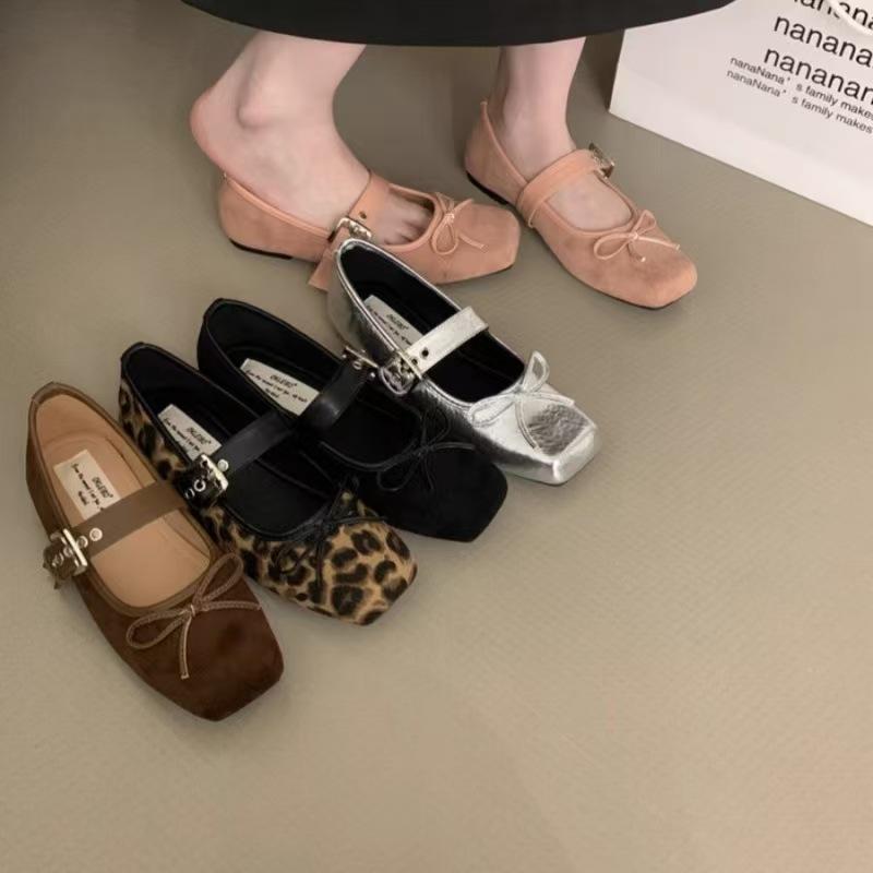 パンプス レディース バレエシューズ フラット ローヒール スクエアトゥ ストラップ 春夏秋冬 スエード調 ヒョウ柄 シルバー ブラウン ピンク系 ブラック かわいい 歩きやすい 普段使い・流行要素: ベルトバックル・靴頭形状: スクエアトゥ・靴の材質: PU・スタイル: 韓国版・適用性別: 女性・ヒールの高さ: ローヒール (3cm以下)・・適合シーズン: 夏.冬.春.秋・カラー: シルバー.ブラウン.ピンク.ブラック.レオパード・サイズ: 36, 37, 38, 39, 40, 41, 42・製品カテゴリ: ローファー・靴底材質: ゴム・内側の材質: 超繊維・靴の高さ: ローカット・ヒールの形状: フラットヒール・靴底の技術: 接着剤・着用方法: スリッポン・適用運動: 一般・インソール材質: PU・適用シーン: 日常・イメージ: ラプンツェル・閉鎖方式: スリッポン・適用年齢: 成人・开口深度: 中口（7-11CM）