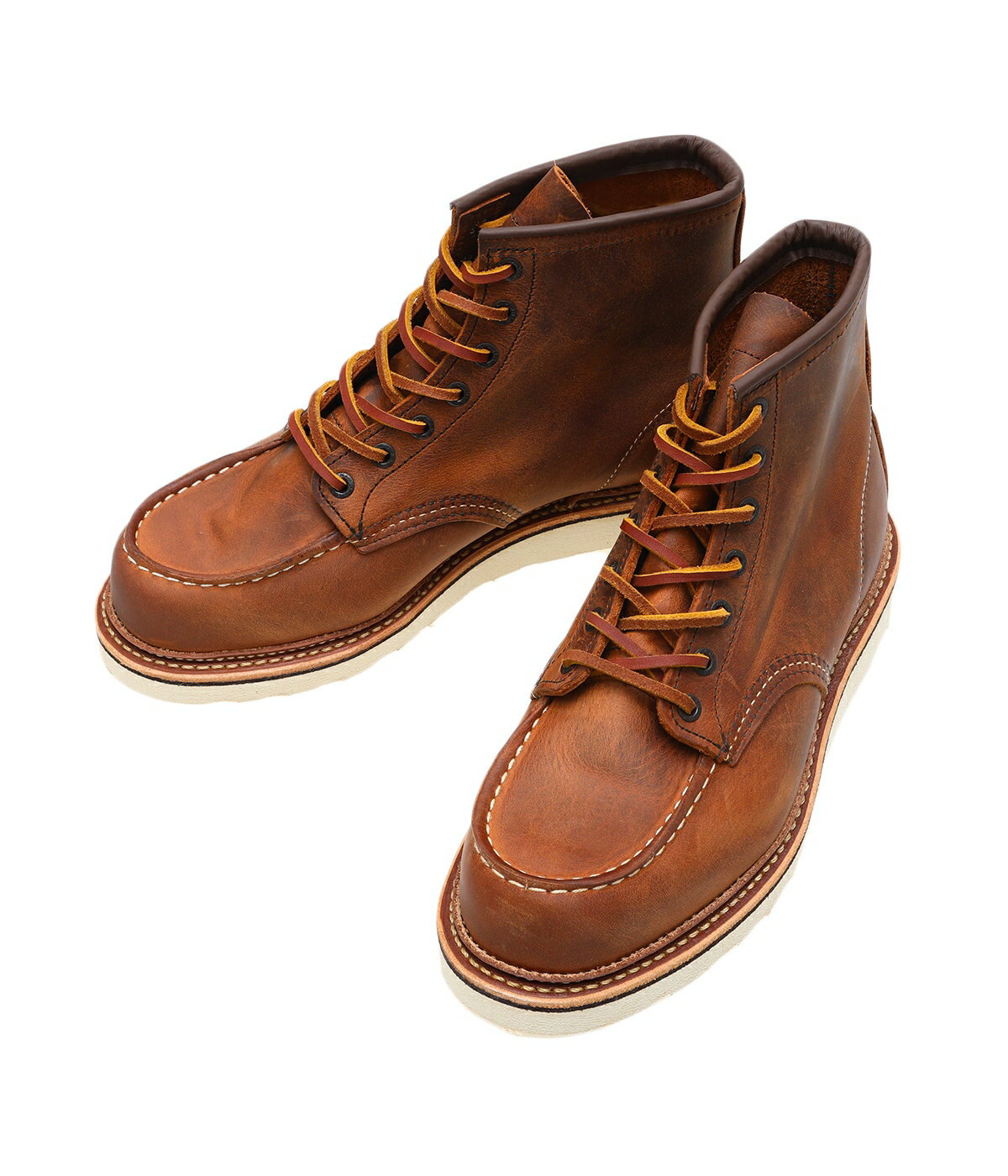 商品詳細 【デザイン】 ・RED WING（レッドウィング）のNO.1907「6" CLASSIC MOC（6インチ クラシックモック）」 ・歴代の靴の中でもベストセラー・ブーツであり、アメリカを代表する靴 ・約65年経った現在でも、レッド・ウィングを代表するブーツとして愛され続けている ・白く底が平らでクッション性に富むトラクショントレッド・ソール ・フィールドで疲れにくく、靴底に泥がつきにくいため足音が静かなソール ・長時間歩いても疲れにくいクッション性を持つ ・足の周囲にステッチがない事で足当りが良く快適な履き心地 ・オールアラウンド・グッドイヤーウエルト製法 【素材】 ・レザー：カッパー「ラフ＆タフ」 ・銀面（革の表面）をわずかに擦って加工し、オイルとワックスを加えたヌバック・レザー ・独特のムラ感と、靴の仕上げ段階で加えられるシワ感を持つ ・最初から履き込まれたブーツのような味わいを持っている 【シルエット、サイズ感】 ・ウェルトも立ちコバを採用しているのでボリュームのあるシルエット ・#1907は他のクラシックモックとは異なり、フットベッドを挿入することを前提にラストの底面部に一定の厚みを設けた、モックトゥ用の45番ラストを使用 ・付属のレザーインソールを使用することでフィット感を調節することも可能 【アテンション】 ・商品により色・サイズなどの個体差がある為、写真や表記とは多少異なることがあります ・天然皮革と製造工程の兼ね合いにより、色ムラ、シワ、生産工程で生じるキズやステッチの若干の曲がり、ホツレなどがある個体が存在します ・これらは製品不良ではなく、仕様となりますので、製品の特徴としてご理解ください ・ブライドルレザー等は表面に特有の白いブルーム(ロウ)が浮くことがありますが、ご使用やお手入れにてすぐに馴染みます ・天然皮革はそれぞれが持つ個体差がございますが、風合いとしてご了承ください ・箱や包装の軽微な破損につきまして、商品に問題が無い場合は発送させていただきます ・天然素材を使用した商品の色、模様、形の不揃いなどの理由による返品・交換は、お客様の都合によるものとさせていただきますので、ご了承ください ・商品の個体差によるご不明な点などございましたら、取扱い店舗までお気軽にお問い合わせください 【アフターサポートに関して】 安心の正規取扱店 正規品は、上質なアフターサポートが受けられます。お買い上げの商品に関しまして、一部を除き修理・交換等の対応が可能です。商品の欠陥により不具合が生じた場合や、メーカー保証対象外の修理につきましても、可能な限り修理対応を行います。メーカーの保証書が付属する商品は、修理の際に保証書が必要になる場合がございますので、明細書と一緒に大切に保管してください。全ての修理を無償で行なう保証ではございませんので、予めご了承ください。商品についてお困りの際は、お買い上げ店舗までお気軽にお問い合わせください。 MATERIAL アッパー:レザー SIZE US7(25cm) / 全高:16cm ヒール:3cm ウィズ:11cm US7.5(25.5cm) / 全高:16.5cm ヒール:3cm ウィズ:11cm US8(26cm) / 全高:17cm ヒール:3cm ウィズ:11cm US8.5(26.5cm) / 全高:17cm ヒール:3cm ウィズ:11cm US9(27cm) / 全高:17cm ヒール:3cm ウィズ:11cm ※重さ:580グラム(片足) ※個体によって多少の誤差が生じる場合があります。参考値としてご利用ください。 ※ARKnets独自の方法により採寸しております。 【メーカー指定採寸】の商品はARKnets独自の採寸方法とは異なる場合がございます。 商品仕様についての注意事項 ●アンダーウェア・靴下・ピアス・マスクなどの衛生品は、原則的に返品・交換不可となっております。 ●天然素材を使用した商品の、色・模様・形の不揃いなどの理由による返品・交換は、お客様の都合によるものとさせていただきます。 ●箱が付属する商品について、箱の破損（破れ、へこみ、穴）、シール剥がし跡などが生じる場合、箱内の包装用紙破れ、商品タグなどがない状態が生じる場合がございます。 ●軽微な箱の破損につきまして、商品に問題がない場合は発送させていただいております。 ●天然素材を使用している商品について、商品により色・サイズなどの個体差があるため、写真や表記とは若干異なることがあります。 ●革製品や天然素材を使用しているものは、生産工程で生じるキズ、色ムラ、シワなどが見られる場合がございます。 ●天然繊維の麻・リネンなどは、繊維が絡み合った節(ネップ)がございます。 ●履きジワやボンド・ノリの付着、若干のシミ、汚れが生じる場合がございます。ブランドにより、製作時の仕様・特性の場合もございます。 商品の個体差によるご不明な点などございましたら、取扱い店舗までお気軽にお問い合わせください。