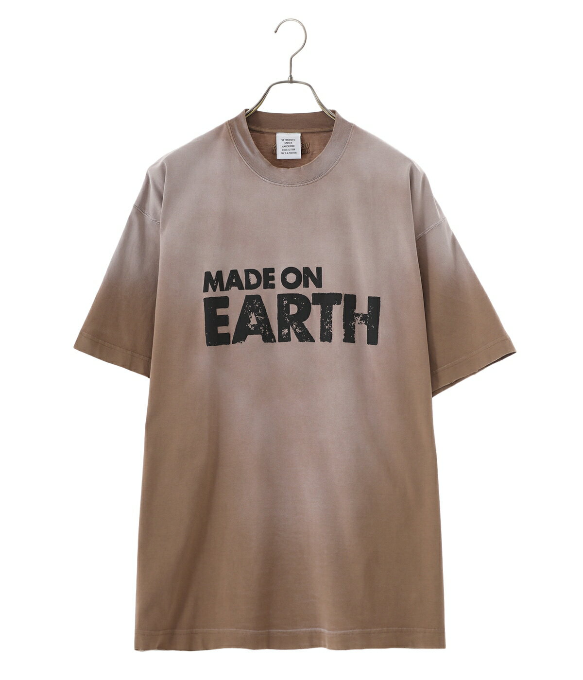 VETEMENTS / ヴェトモン : MADE ON EARTH T-SHIRT : メイドオンアースTシャツ プリント グラフィック 半袖 半袖カットソー メンズ フェイデッドベージュリアルヴィンテージ メッセージプリント ヴィンテージ感 オーバーサイズ : UE63TR690X【RIP】