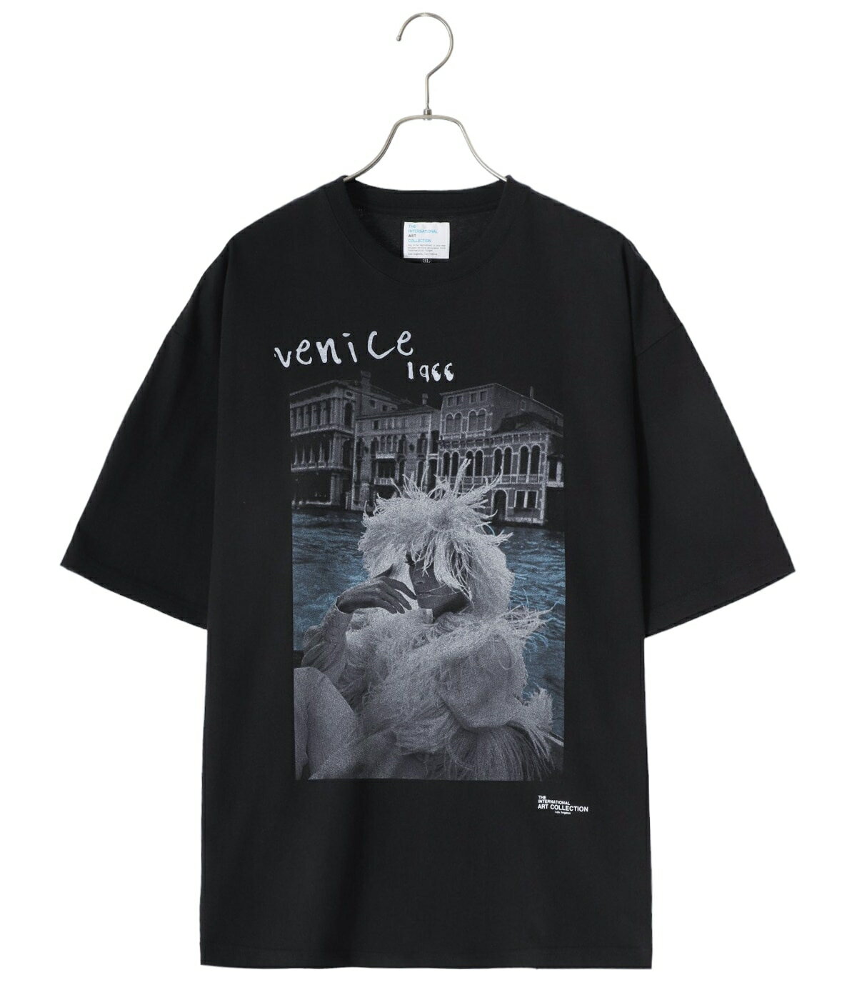 THE INTERNATIONAL ART COLLECTION / C^[iViA[gRNV : 40/2 Short Sleeve Woman in Venice - 1966 (BY Helmut Newton) : Y gbvX TEE V[gX[u vgTVc M[VGbg : IAC241-04-iyMUSz