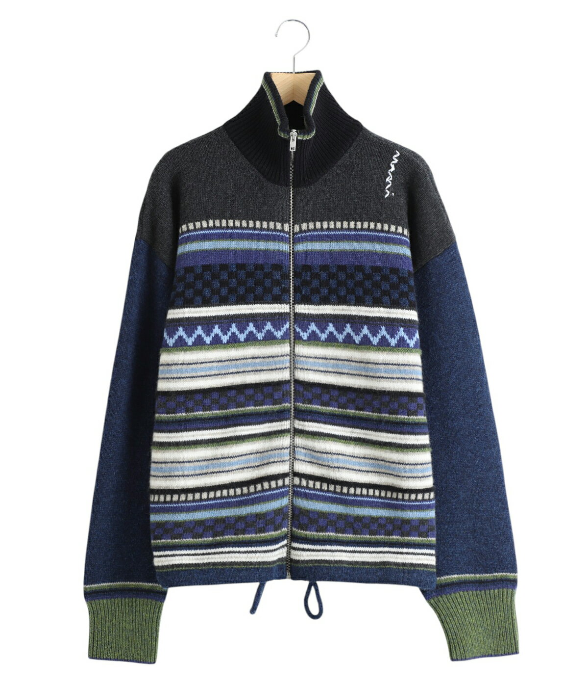 商品詳細 遊び心溢れるマルチカラーのジップアップニット 【デザイン】 ・MARNIらしい遊び心に満ちた、大胆なマルチカラーのジップアップニット ・モダンなフェアアイル柄とストライプが組み合わされた、アーティスティックなデザイン ・袖部分はソリッドなダークブルーで切り替えられ、ボディの柄とのコントラストが魅力 ・右肩にはMARNIのシグネチャーである特徴的なステッチワーク 【素材】 ・上質なウールを100％使用しており、非常に柔らかく、肌触りの良い着心地 ・ふっくらとした編み地 【シルエット・サイズ】 ・使い勝手の良いレギュラーフィット ・ドロップショルダーデザインにより、肩幅を気にせず着用可能 MATERIAL ウール100％ 原産国 イタリア SIZE 44 / 着丈:62cm 身幅:56cm 肩幅:62cm 袖丈:57cm 46 / 着丈:64cm 身幅:58cm 肩幅:62cm 袖丈:60cm ※個体によって多少の誤差が生じる場合があります。参考値としてご利用ください。 ※ARKnets独自の方法により採寸しております。 【メーカー指定採寸】の商品はARKnets独自の採寸方法とは異なる場合がございます。 靴や財布など箱が付属している商品についての注意事項 ●軽微な箱の破損につきまして、商品に問題がない場合は発送させていただいております。あらかじめご了承ください。 ●在庫状況により店頭展示品も含まれます。 ●箱の破損（破れ、へこみ、穴）、色あせ（日焼け）、シール剥がし跡などが生じる場合、箱内の包装用紙破れ、商品タグなどがない状態が生じる場合がございます。 ●履きジワやボンド・ノリの付着、若干のシミ、汚れが生じる場合がございます。ブランドにより、製作時の仕様・特性の場合もございます。 ●商品に問題がなく、箱など付属品の状態が著しく悪いと判断した場合は、別途、画像と合わせて発送前に確認のご案内をしております。 天然素材を使用している商品についての注意事項 ●商品により色・サイズなどの個体差があるため、写真や表記とは多少異なることがあります。 ●革製品や天然素材を使用しているものは、若干の色ムラ、シワ、生産工程で生じるキズなどがある場合がございます。 ●麻・リネンなどは、素材の特性上商品にネップやフシがありますが、天然繊維ならではの特徴になります。 ●天然素材を使用した商品の色、模様、形の不揃いなどの理由による返品・交換は、お客様の都合によるものとさせていただきます。ご了承ください。 ●商品の個体差によるご不明な点などございましたら、取扱い店舗までお気軽にお問い合わせください。 商品画像について ●閲覧環境や撮影環境による光の違いにより、掲載画像は実際の色と異なって見える場合がございます。（商品の色調は白背景の商品単体画像をご参照ください。）model（184cm / 63kg）B85 W80 H102 着用サイズ：44