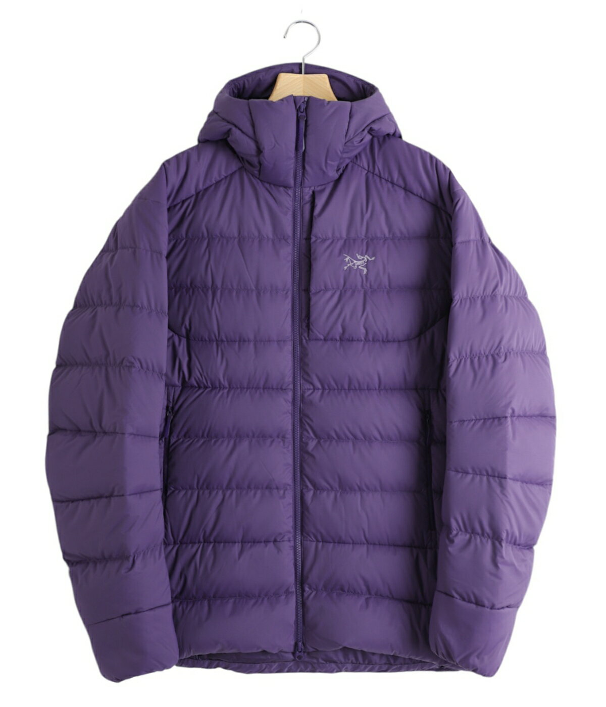 商品詳細 国内で限られた店舗でのみ展開するエクスクルーシブモデル モデル番号：X000010543 【デザイン】 ・防風性の高いナイロンシェルと保温性の高いダウンを採用したジャケット ・ダウンの保温力が必要な時に頼りになる一着 ・豊富なポケットを配置し、収納力も抜群 ・高い襟、伸縮性のあるカフスにより暖かさをプラス ・ジャケットを収納できるスタッフサック付き 【素材】 ・保温性が高く厚みのある750フィルパワーのレスポンシブルグレーグースダウンと、軽量で耐摩耗性に優れたAratoTM 30 ナイロンのシェルを採用 ・ダウンコンポジットマッピング技術により、湿気のこもりやすい部分にCoreloft合成素材インサレーションを効果的に配置 【シルエット・サイズ】 ・レギュラーフィットでレイヤリングのスペースを確保し、動きやすい ・立体構造により自由な動きが可能 ・ダウンコントア構造によりダウンが身体にフィットし、さらに効率的な熱性能を実現 【アフターサポートに関して】 安心の正規取扱店 正規品は、上質なアフターサポートが受けられます。 お買い上げの商品に関しまして、一部を除き修理・交換などの対応が可能です。 商品の欠陥により不具合が生じた場合や、メーカー保証対象外の修理につきましても、可能な限り修理対応を行います。 メーカーの保証書が付属する商品は、修理の際に保証書が必要になる場合がございますので、明細書と一緒に大切に保管してください。 すべての修理を無償で行なう保証ではございませんので、あらかじめご了承ください。 商品についてお困りの際は、お買い上げ店舗までお気軽にお問い合わせください。 【アテンション】 ノベルティはウェア類のご購入に限り進呈しております。 お会計1回につき1点のみの進呈となりますため、複数点ご購入いただいた場合でも、ノベルティのお渡しは1点のみとさせていただきます。 誠に恐縮ではございますが、追加などのご要望にはお応えできかねますので、あらかじめご了承ください。 MATERIAL 本体:ナイロン100％ 中わた:ダウン90％, フェザー10％ パッド部:ポリエステル100％ 裏地:ナイロン100％ 装飾を除く 原産国 バングラデシュ SIZE S / 前身頃:68cm 後身頃:73cm 身幅:53cm 肩幅:46cm 袖丈:61cm M / 前身頃:69cm 後身頃:74cm 身幅:56cm 肩幅:49cm 袖丈:62cm L / 前身頃:71cm 後身頃:76cm 身幅:60cm 肩幅:51cm 袖丈:65cm XL / 前身頃:74cm 後身頃:79cm 身幅:64cm 肩幅:55cm 袖丈:66cm ※個体によって多少の誤差が生じる場合があります。参考値としてご利用ください。 ※ARKnets独自の方法により採寸しております。 【メーカー指定採寸】の商品はARKnets独自の採寸方法とは異なる場合がございます。 靴や財布など箱が付属している商品についての注意事項 ●軽微な箱の破損につきまして、商品に問題がない場合は発送させていただいております。あらかじめご了承ください。 ●在庫状況により店頭展示品も含まれます。 ●箱の破損（破れ、へこみ、穴）、色あせ（日焼け）、シール剥がし跡などが生じる場合、箱内の包装用紙破れ、商品タグなどがない状態が生じる場合がございます。 ●履きジワやボンド・ノリの付着、若干のシミ、汚れが生じる場合がございます。ブランドにより、製作時の仕様・特性の場合もございます。 ●商品に問題がなく、箱など付属品の状態が著しく悪いと判断した場合は、別途、画像と合わせて発送前に確認のご案内をしております。 天然素材を使用している商品についての注意事項 ●商品により色・サイズなどの個体差があるため、写真や表記とは多少異なることがあります。 ●革製品や天然素材を使用しているものは、若干の色ムラ、シワ、生産工程で生じるキズなどがある場合がございます。 ●麻・リネンなどは、素材の特性上商品にネップやフシがありますが、天然繊維ならではの特徴になります。 ●天然素材を使用した商品の色、模様、形の不揃いなどの理由による返品・交換は、お客様の都合によるものとさせていただきます。ご了承ください。 ●商品の個体差によるご不明な点などございましたら、取扱い店舗までお気軽にお問い合わせください。 商品画像について ●閲覧環境や撮影環境による光の違いにより、掲載画像は実際の色と異なって見える場合がございます。（商品の色調は白背景の商品単体画像をご参照ください。）model（184cm / 63kg）B85 W80 H102 着用サイズ：L model（172cm） 着用サイズ：M