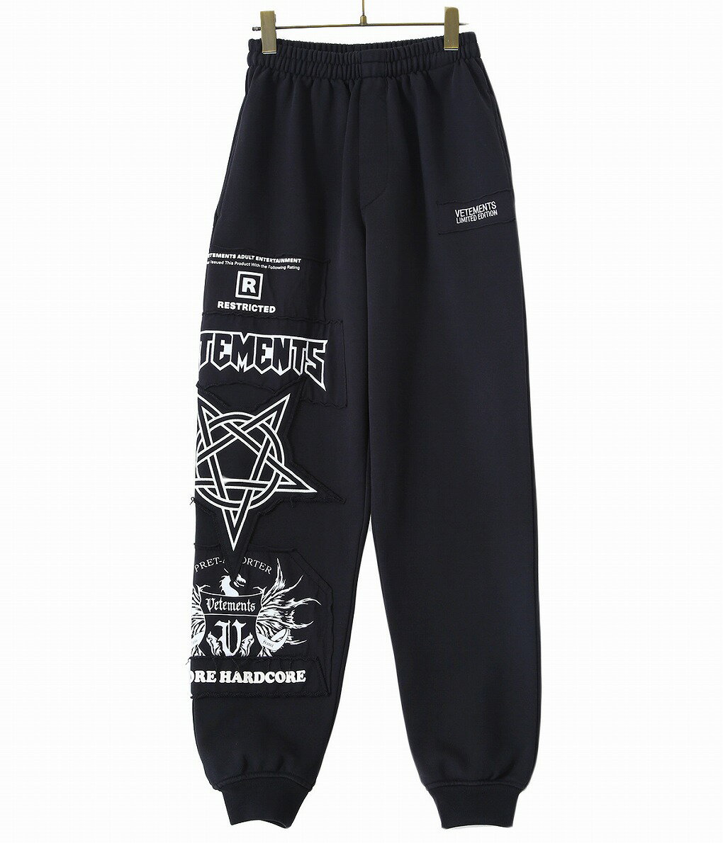 【サマーキャンペーン！】VETEMENTS / ヴェトモン : HARDCORE PATCHED LOGO SWEATPANTS : ハードコア パッチド ロゴ スウェットパンツ スウェット パンツ プリント パッチワーク ロゴ オーバーサイズ ユニセックス メンズ レディース : UA52PA350【RIP】