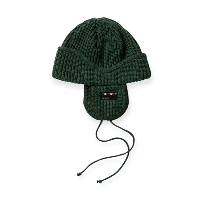 Name : FLIGHT BEANIE Color : Forest Size : One Size Material :Cotton 100% リブ編みで仕上げたフライトビーニー。 フラップにはヌバック風パッチネームと飾り紐付き。 注意：モニターの発色の具合によって実際のものと色が異なる場合がございます。TIGHTBOOTH / FLIGHT BEANIE / FOREST