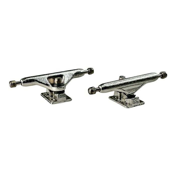 ベースプレートにUAGロゴとAFTの刻印入り。 【製品特徴】 A-FRAME TRUCKS V3 - Shot Blast ■あえて重量を増やすことで重心が生まれ、反発力や遠心力が使えて、飛んでも回しても安定感がある。 ■車高を高くすることで、トラックの幅の動きが増え、沈み込みも大きくノーズも上がるから指の引っかかりも良い。 ■独自に専用設計されたブッシュを使うことで、隙間もなく腰の強さにつながる。 ■本来のスケート同様のシャフト構造。よりリアルに近づいたトラック。 【サイズ】 32mm / 34mm 【商品内容】 A-FRAME TRUCKS V3 HANGER - Shot Blast ：2個 A-FRAME TRUCKS V3 BASE - Shot Blast ：2個 75A BUSH : 4個 75A PIVOT BUSH : 2個 ロックナット2：7個(予備1個） ビス(シルバー)× 9（予備1個） ツール：1個 ステッカー：1枚 注意：モニターの発色の具合によって実際のものと色が異なる場合がございます。UAG F.B / A-FRAME TRUCKS V3 / SHOT BLAST / BUSH BLACK / FINGERBOARD