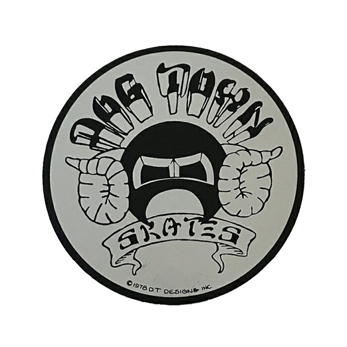 カルフォルニアのベニスビーチにて生まれたスケートボードカンパニー"DOGTOWN" サーフショップZEPYERでたまっていたアルバとジェイアダムス、ペラルタが結成したZ-BOYSから全て始まったブランド。 創設者はZ-BOYSのメンバーであり、スーサイダルテンデンシーズのフロントマン、マイク・ミューアの実兄でもあるジム・ミューア。 グラフィックを務めるのは、アイコンのクロスロゴを始め、数々のスケートアートを輩出したレジェンドブルドックことウェス・ハンプストン。 カンパニーネームは、当時廃墟と化していたベニスの一画の通称。 不良達の溜まり場であると同時に、サーフィン、カスタム・カー、グラフィティ、ストリート・ギャング、そしてスケートといった西海岸ユースカルチャーの中心地。 MARF HORN FOILのステッカーです。 SIZE 約 9.6 x 9.6 cm 注意：モニターの発色の具合によって実際のものと色が異なる場合がございます。DOG TOWN / MARF HORN FOIL STICKER 3.75"inch ステッカー