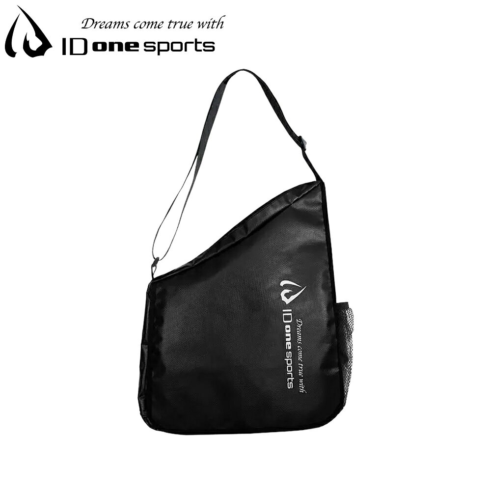 旅行から出張、普段使いまで。 荷物を整理してスマートに持ち運べる、ID one sports 14Lメッセンジャーバッグ。 バッグ本体には、耐水性と耐久性に優れたターポリン素材を採用。 日常の移動はもちろん、旅行やアウトドアなど荷物を持ち歩くさまざまなシーンで活躍します。 ■ キャリーケースにしっかり固定 バッグ背面には、スーツケースのキャリーバーを通せるキャリーバーループを装備。 キャリーケースの上にバッグを置くだけでは移動中にずれたり落ちたりすることがありますが、キャリーバーに通すことで安定して持ち運ぶことができます。 空港や駅など、荷物を持って移動することが多い旅行・出張時にも便利です。 ■ 小物を整理しやすい多収納設計 バッグ前面には、カードホルダー、パスポート収納、ファスナー付き小物ポケット、サイズの異なるペンホルダーなどを配置。 パスポートやカード、ペンなど、必要なものを分けて収納できるため、使いたいものを探す手間を減らせます。 フロントフラップは面ファスナー式で、移動中でも必要なものへスムーズにアクセスできます。 ■ 14Lの使いやすい収納力 メイン収納は独立した構造で、日常的に持ち歩く荷物をまとめやすい14Lサイズ。 大きすぎず小さすぎない容量で、旅行のサブバッグから通勤、普段のお出かけまで幅広く使用できます。 ■ タブレットやガイドブックも収納 バッグ背面には、タブレットや旅行用ガイドブックなどを収納できるポケットを装備。 入口は面ファスナーで留められるため、移動中に荷物が飛び出しにくい設計です。 ■ ボトルを分けて収納 サイドにはメッシュ素材のボトルポケットを装備。 ペットボトルなどをメイン収納とは分けて持ち運べるので、必要なときにすぐ取り出せます。 ■ 底面にはパッド入り バッグ底部にはパッドを配置し、床へ置いた際などに底面から伝わる衝撃をやわらげます。 ■ 旅行だけでなくタウンユースにも シンプルなブラックを基調に、ID one sportsのホワイトプリントを配置。 旅行・出張用バッグとしてはもちろん、通勤や日常のお出かけなど、幅広いシーンに合わせやすいデザインです。 【商品仕様】 ブランド：ID one sports 型番：ID11050 カラー：ブラック プリントカラー：ホワイト 容量：約14L サイズ：縦 約47／30cm × 横 約34cm × 厚さ 約15／6cm 素材：ターポリン 旅行も、出張も、いつもの街も。 「収納する」「取り出す」「キャリーケースに固定する」。 移動するときに欲しい機能をひとつにまとめた、ID one sportsの多機能メッセンジャーバッグです。