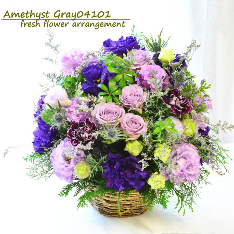 紫のフラワーアレンジメント お誕生日 男性へ 女性へ 大注目 お花が好きな年上の方にも喜ばれます コンパクト 安心して選べるお花 ナチュラルはグリーンが多めです 花 フラワーアレンジメント 生花 紫 誕生日 プレゼント フラワーギフト 送料無料 長寿 古希 女性 敬う