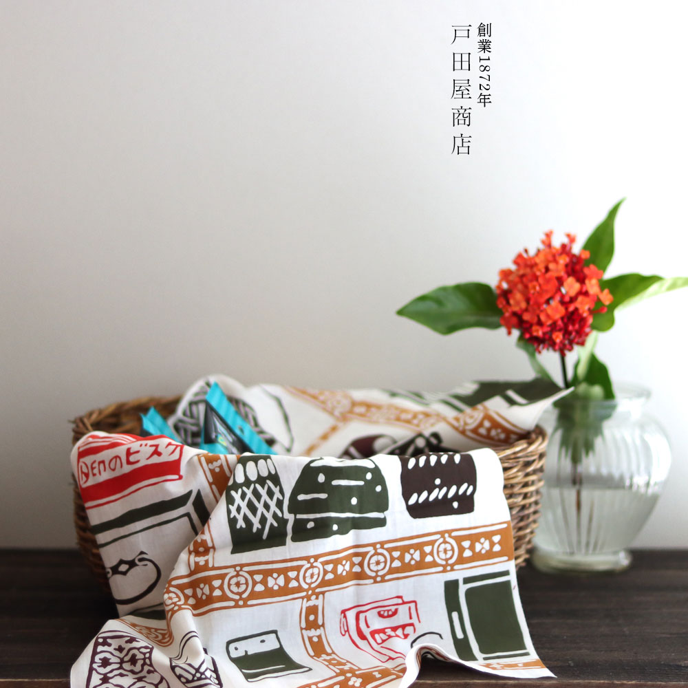 商品詳細 ※選択できない種類は完売となります。ご了承ください。 ■サイズ約37×98cm ■素材綿100％ ■JANコード てぬぐい 1519茶箪笥:4580496340263 ■生産国日本 関連カテゴリ 日用品 ＞ タオル ＞ てぬぐい てぬぐい ＞ ~2000円 てぬぐい ＞ 送料無料 ＞＞【当店おすすめ1000円以下アイテム】はこちらから ＞＞【うれしい送料無料アイテム】はこちらから【日本製 老舗 戸田屋商店】注染 てぬぐい 1519茶箪笥 手染めの温かさのある深い味わいのてぬぐいシリーズ 【戸田屋商店】戸田屋商店は、創業1872年の日本橋にある老舗てぬぐい商店です。デザイン、色などすべてがオリジナル。伝統を継承しながらも、大胆で斬新な意匠、色など温故知新の心を大切にしています。こだわりのてぬぐいは型紙からはじまり、染め、最後の仕上げであるたたみ加工までほとんどが人の手によるもの。機械生産では感じられない手染めの温かさのある深い味わいのてぬぐいをご紹介いたします。 戸田屋商店　梨園染の手ぬぐい　3つのこだわり 【生地】・・・天然素材の安心を。梨園染の生地は、化繊とは違う、素肌に優しい木綿です。木綿は丈夫で軽く、吸湿性に優れているので、汗や水分を程よく吸収し、すばやく乾きます。使うほどに風合いが増し、肌に馴染んできます。洗い込むほどに染め色が落ち着き、色の変化も楽しみの一つになります。ゆかたや他の商品にも、上質で他にはない生地にこだわっています。梨園染の手ぬぐいでは「新岡」と「若松」というブランド名で特別に織った生地を使用しており、「新岡」が特岡（岡よりも上質）、「若松」が上総理（総理よりも上質）にあたります。どちらも一般的な特岡や総理に比べて生地巾が広く、打ち込み（寸間あたりの生地の本数）が多いので丈夫なことが特長です。 【型紙】・・・戸田屋商店では職人の手彫りと機械彫りの2種類をメインに注染の型紙を彫っています。機械彫りは近年できた技術で徐々に注文数が増えていますが、手彫り・機械彫りどちらにも特徴があり、柄によって使い分けています。手彫りは注染を熟知した職人が、染められたときに原画に近く再現されるよう、線の太さや点の大きさを刃の角度などを変えて細かな部分に配慮し、絶妙な加減で彫っていきます。 細川染（複数型）など難しい柄での構成も職人だからこそできる技です。機械彫りはデータ入稿なので複製が容易なこと、柄によっては手彫りより安価にできる、などのメリットがあります。 【伝統工芸　注染】・・・梨園染のゆかた、手ぬぐいは注染工場で染め上げられ、その製造工程のほとんどは、熟練の職人による手作業です。注染の手ぬぐいは、両面が表です。見えないところや裏側に凝る日本人の美意識では、使う側が常に表であることが望まれています。そのため、梨園染では、染色の段階で染料を布の上から下まで、繊維の芯まで染料を浸透させる注染をメイン技法に選んでいます。 ＞＞【戸田屋商店】はこちらから ＞＞【注染 てぬぐいシリーズ】はこちらから [1519茶箪笥] もとは茶道具を収納する小振りなものでしたが、お茶の間に置かれる家具へと変化しました。 急須などの茶器だけでなく、日用品や薬、こけし、お土産、こっそり豆大福を隠したり・・・。昭和の茶箪笥にはちゃぶ台を囲んで集まる家庭の賑やかさがそのまま仕舞ってあるようです。 戸田屋商店てぬぐい 関連商品 ＞＞その他の【注染てぬぐいシリーズ】はこちらから