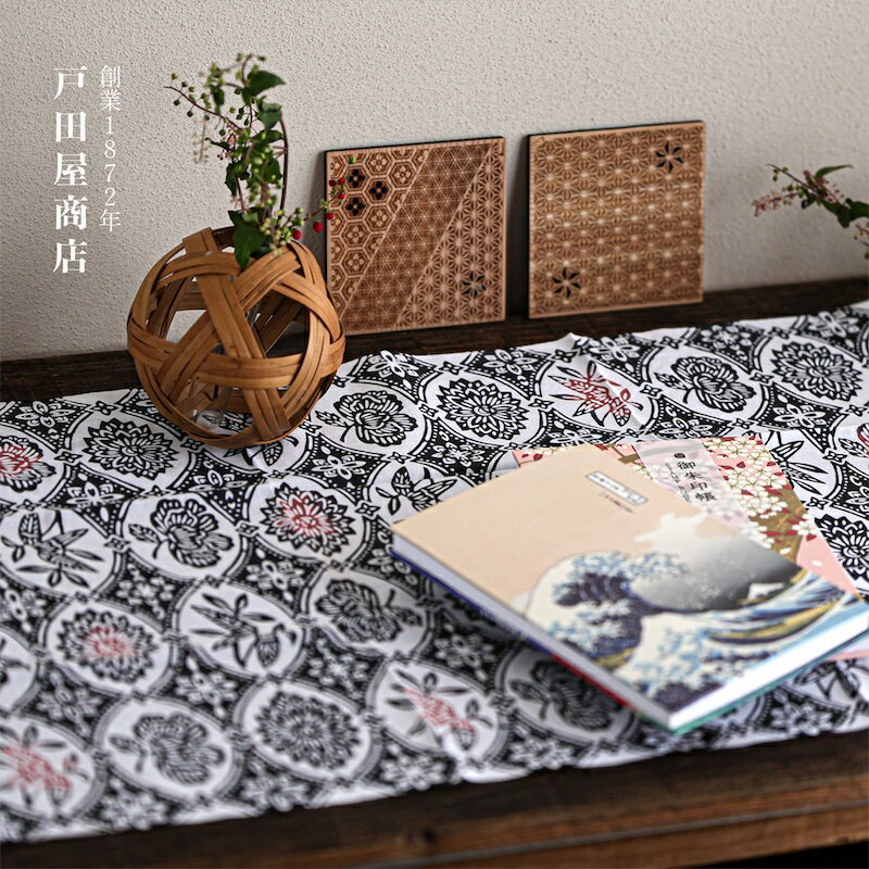 関連カテゴリ 日用品 ＞ タオル ＞ てぬぐい てぬぐい ＞ ~2000円 てぬぐい ＞ 送料無料 ＼送料無料(税込3,980円以上)まであと少しの時に！／ ＞＞【1,000円以下アイテム】 ＞＞【おすすめの送料無料アイテムはこちら】 ＼旬のアイテムが常時2,000点以上！／ ＞＞最新情報はアロマージュプリュスTOPページへ【日本製 老舗 戸田屋商店】創業150周年記念てぬぐい 【日本製 老舗 戸田屋商店】創業150周年記念てぬぐい 創業150周年 老舗戸田屋商店 特別復刻型紙使用 150周年記念匠の技手ぬぐい【戸田屋商店】戸田屋商店は、創業1872年の日本橋にある老舗てぬぐい商店です。デザイン、色などすべてがオリジナル。伝統を継承しながらも、大胆で斬新な意匠、色など温故知新の心を大切にしています。こだわりのてぬぐいは型紙からはじまり、染め、最後の仕上げであるたたみ加工までほとんどが人の手によるもの。機械生産では感じられない手染めの温かさのある深い味わいのてぬぐいをご紹介いたします。戸田屋商店　梨園染の手ぬぐい　3つのこだわり【生地】・・・天然素材の安心を。梨園染の生地は、化繊とは違う、素肌に優しい木綿です。木綿は丈夫で軽く、吸湿性に優れているので、汗や水分を程よく吸収し、すばやく乾きます。使うほどに風合いが増し、肌に馴染んできます。洗い込むほどに染め色が落ち着き、色の変化も楽しみの一つになります。ゆかたや他の商品にも、上質で他にはない生地にこだわっています。梨園染の手ぬぐいでは「新岡」と「若松」というブランド名で特別に織った生地を使用しており、「新岡」が特岡（岡よりも上質）、「若松」が上総理（総理よりも上質）にあたります。どちらも一般的な特岡や総理に比べて生地巾が広く、打ち込み（寸間あたりの生地の本数）が多いので丈夫なことが特長です。【型紙】・・・戸田屋商店では職人の手彫りと機械彫りの2種類をメインに注染の型紙を彫っています。機械彫りは近年できた技術で徐々に注文数が増えていますが、手彫り・機械彫りどちらにも特徴があり、柄によって使い分けています。手彫りは注染を熟知した職人が、染められたときに原画に近く再現されるよう、線の太さや点の大きさを刃の角度などを変えて細かな部分に配慮し、絶妙な加減で彫っていきます。 細川染（複数型）など難しい柄での構成も職人だからこそできる技です。機械彫りはデータ入稿なので複製が容易なこと、柄によっては手彫りより安価にできる、などのメリットがあります。【伝統工芸　注染】・・・梨園染のゆかた、手ぬぐいは注染工場で染め上げられ、その製造工程のほとんどは、熟練の職人による手作業です。注染の手ぬぐいは、両面が表です。見えないところや裏側に凝る日本人の美意識では、使う側が常に表であることが望まれています。そのため、梨園染では、染色の段階で染料を布の上から下まで、繊維の芯まで染料を浸透させる注染をメイン技法に選んでいます。【150周年記念匠の技手ぬぐい】・・・戸田屋商店に保管されている膨大な型紙。その中でも現代では再現不可能なほど精緻な文様が刻まれたゆかた用型紙を用い、手ぬぐいとして復刻いたしました。型紙が切れてしまった場合には廃盤になり、復刻が出来ないため、終売となります。ぜひお気に入りの図柄はお早目に・・【手ぬぐいの特徴】てぬぐいの端は切りっぱなしになります。また始めは染料が汗や洗濯で落ちることがあります 発送につきまして※必読 アロマージュプリュスではメーカー取り寄せのため発送まで1週間程度お時間を頂く場合がございます。 また、土日祝は休業のため、ご注文のタイミングによっては発送までお時間が掛かることを何卒ご了承くださいませ。 お急ぎの場合はお手数ですがメールにてお問い合わせください。 ※メーカー都合によりご注文完了後にキャンセルになる場合があります。 ※ご注文商品により保管場所が異なる為分納となる場合がございます。 ※最短発送ご希望の場合は指定日なしにてご注文くださいませ。 JANコード 笹菊牡丹:4580496341178 商品詳細 ※選択できない種類は完売となります。ご了承ください。 ■サイズ [T-129 笹菊牡丹]約37cm×98cm ■素材綿100％　別織総理生地 ■生産国日本 ■製品コードT-129 ＞＞その他の【戸田屋商店】グッズ