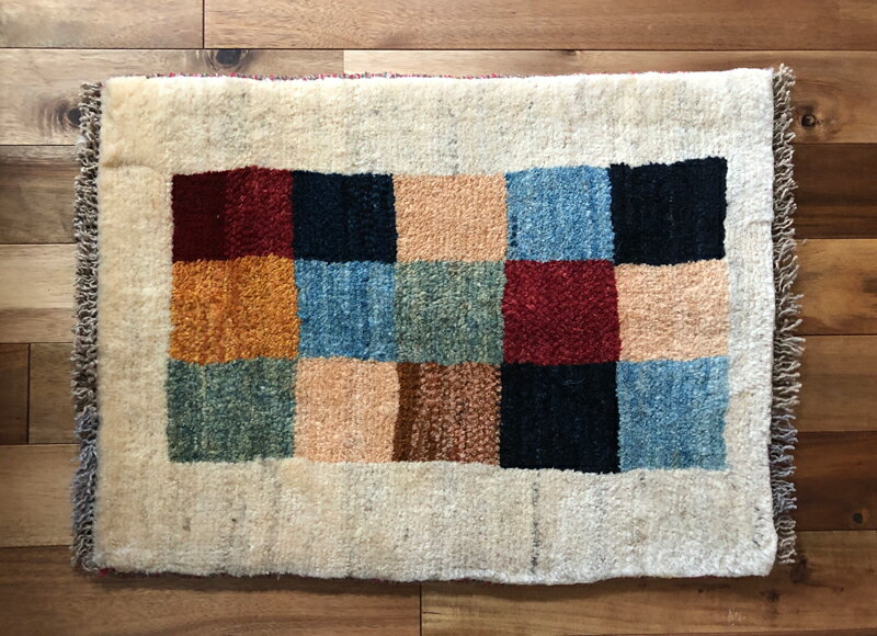 ギャッベ　玄関マット(c) 60×40cm イラン 直輸入 本物 極上 草木染 ウール100％ 一生ものの　本物をふかふか 厚みたっぷり 絨毯　長方形 gabbeh ベッド ソファーサイドにも 北欧 ナチュラル インテリア おしゃれ 結婚祝 ギフトにも