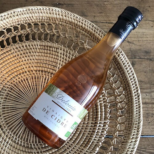 オーガニック シードル ビネガー(500ml) ■Delouis(ドゥルイ) 1885年にリモージュでドゥルイ家がビネガーの生産を始めて以来、 伝統と味の最高の組み合わせを追求しています。 常に最高であるべく努力をする姿勢は、獲得した数々の賞によって示されています。 ドゥルイは、厳選した最良のオーガニック原材料を使用することによって、 また伝統的な製造法を維持し続けることによって、常に最高品質のものを 提供することを可能にしています。 さらにBRC(British Retail Consortium)およびISO14001、ISO9001の 認証を受け、高度な品質管理基準を実現しています。 ドゥルイは、最高品質のオーガニックマスタード、ビネガー、そして ビネグレットを提供し、世界中の多くのトップシェフや美食家に選ばれています。 厳選されたノルマンディーのシードルアップルを使い、 伝統的な方法で作られています。 シードルのまろやかな香りとフルーティーの酸味は サラダや魚、鶏肉料理に最適です。 ※酸度5％ ボトルが一新されましたが、容量・原材料等に変更はございません。 &nbsp; フランス農務省による認証のマーク。ABマークのABとは「Agriculture Biologique」の略で、「有機農業」を意味する。フランス政府が1981年に指針を制定し、1985年以来国家によるビオ(オーガニック)認定マークとしてこのロゴを使用。最低3年間は有機農法実施していること、オーガニック材料を95%以上含むこと、EU圏内で生産あるいは、加工されたものに限るなど、厳しい基準を設け、1年ごとの抜き打ち検査も行われる。 有機認証は、一般的に事業者(作り手)が有機基準に沿って生産したことを第三者の認証機関が証明するシステムで、誰もが信頼できるシステムとして世界各地で実施されています。事業者（作り手）は有機の基準に従って生産しています。 商品詳細 1885年にリモージュでドゥルイ家がビネガーの生産を始めて以来、 伝統と味の最高の組み合わせを追求しています。 常に最高であるべく努力をする姿勢は、獲得した数々の賞によって示されています。 容量500ml 原材料有機リンゴ果汁 原産国フランス 賞味期限パッケージに記載 保存方法直射日光、高温多湿の場所を避け冷暗所に保存