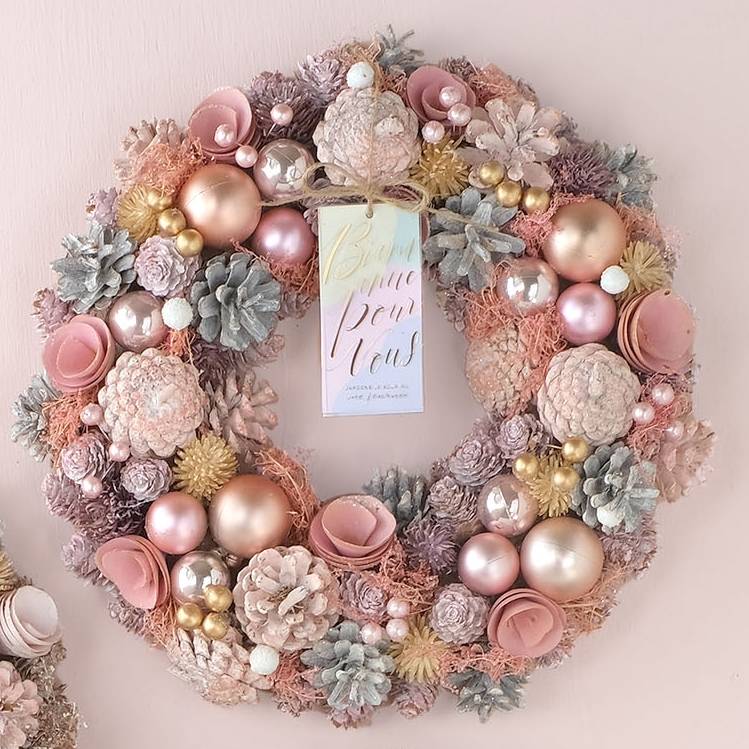 リース クリスマス ピンク 冬リース 造花リース花輪 ナチュラルリース 冬リース 造花 玄関 33cmオブジェ ウォールディスプレイ 壁飾り 壁掛けアートウォール ウォールデコレーション おしゃれクリスマスリース マカロンピンク L