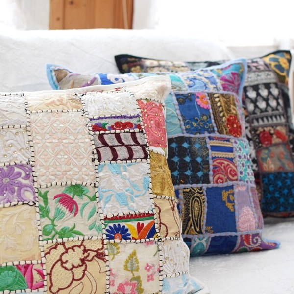 AromDeeのクッションカバー 45×45 アジアン雑貨 インド雑貨ザリ刺繍 リサイクルサリー 正方形 綿 100%コットン パッチワークザリパッチ クッションカバー｜アングル3