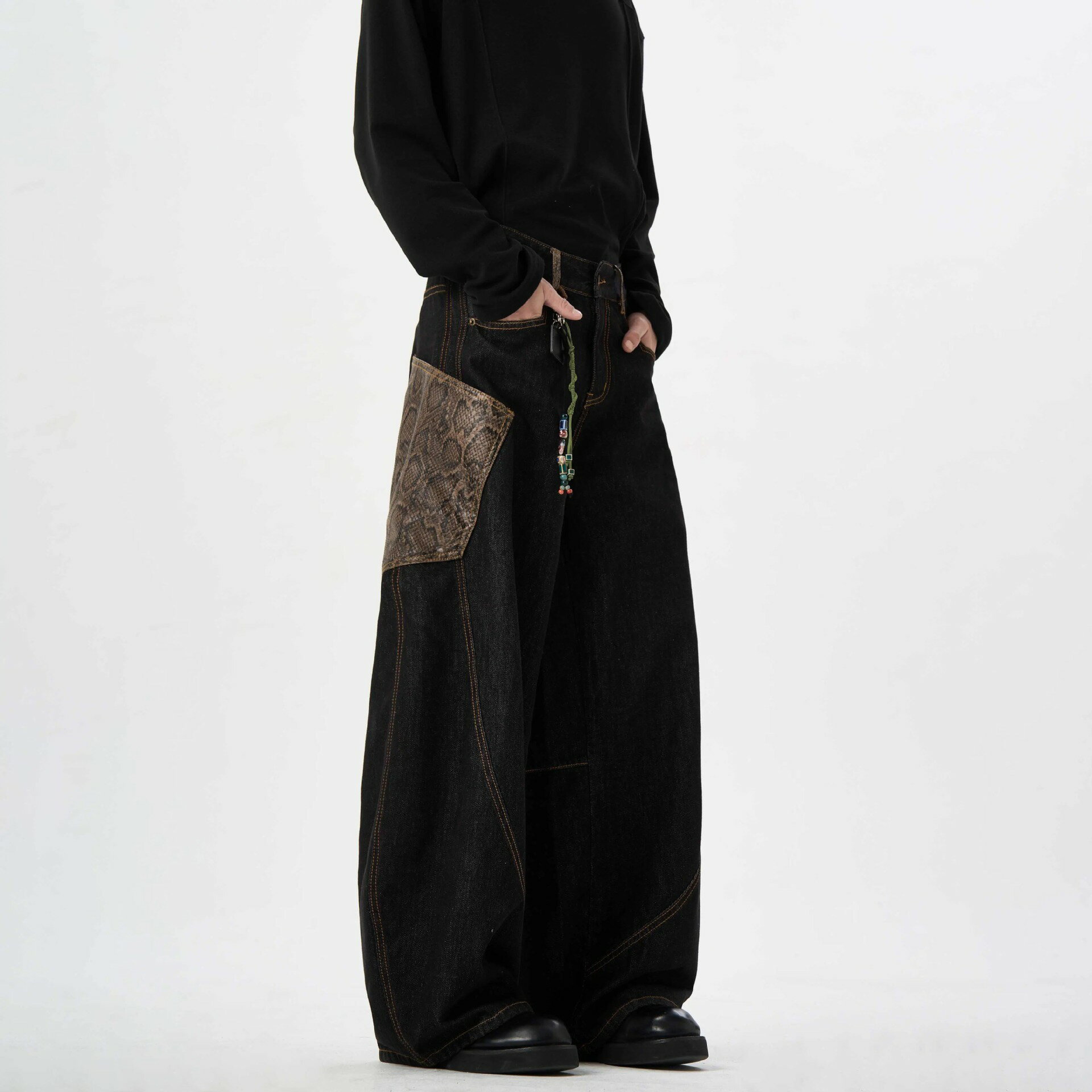 男性用のアメリカンレトロな格子柄のパッチワーク弯刀デザインのジーンズ。春秋に着る新作で、個性的なストリートバイブを演出。ワイド..