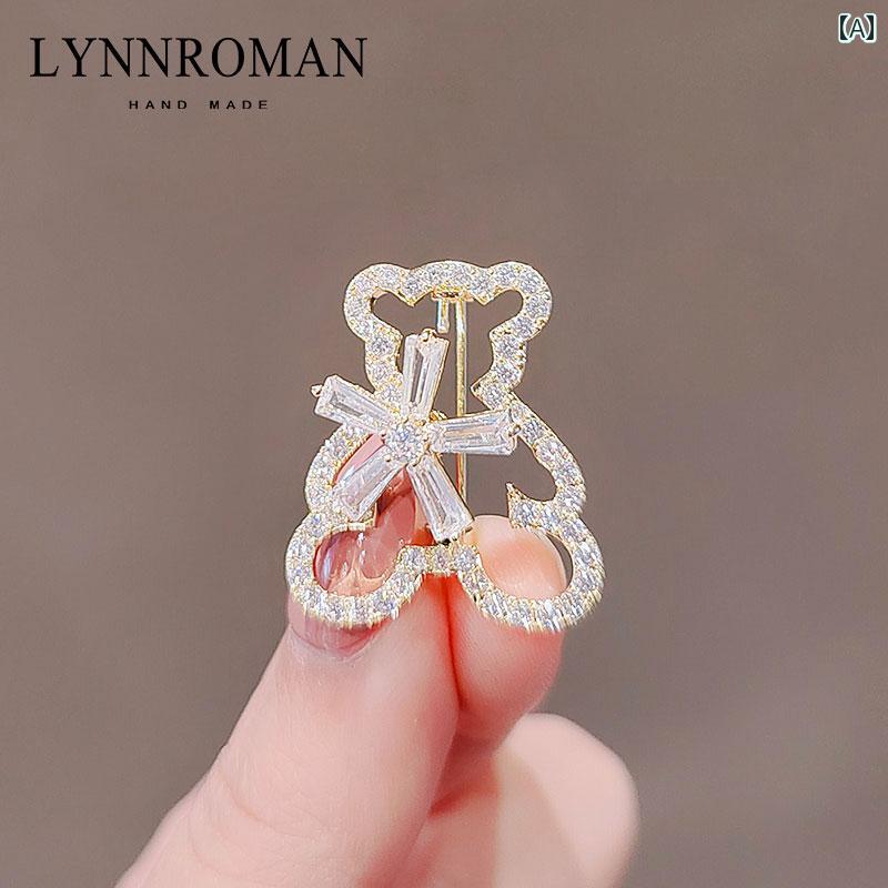 LYNNROMAN かわいい 日本 クマ ブローチ 女性の 2021 新しい トレンディな コート スーツ ピン アクセサリー ラペル ピン