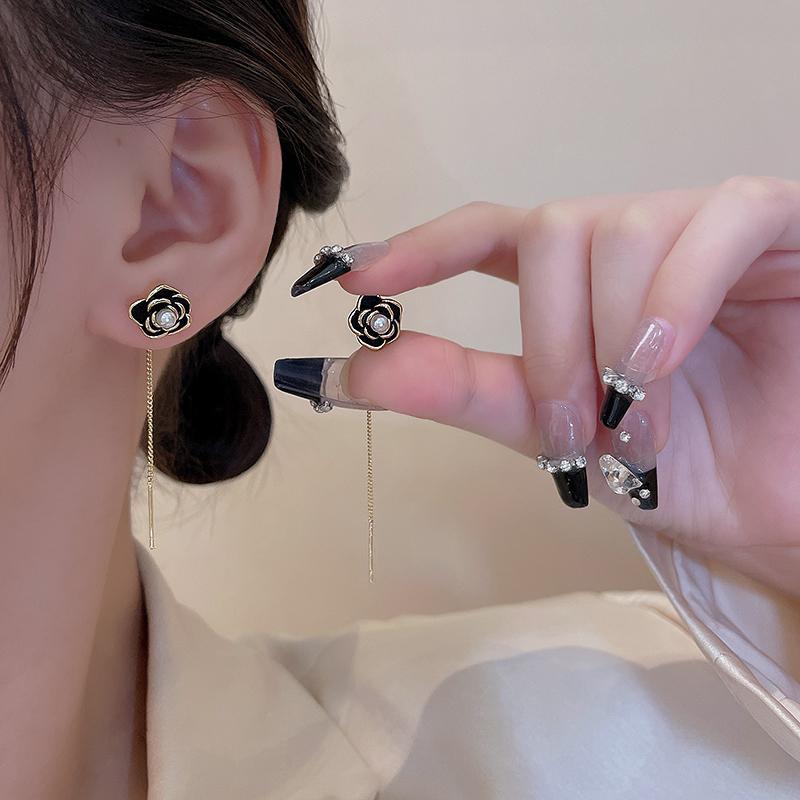 カメリア パール ロングピアス レディース ロングチェーン ホワイト ブラック かわいい アクセ 左右セット 両耳用 パーティー アクセサリーパール 椿 イヤリング 女性の 夏の レトロな 香港 スタイルの デザイン センス