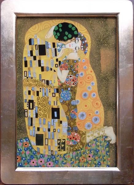 画家による漆(うるし)絵で、名作を精巧に模写しました。 絵画サイズ30x20cm、専用額付（額付サイズ37x27cm）。 画像では分かりづらいですが、一部真珠母貝を使用しており、大変輝きがあります。 背面にフックが付いていますので、額なしでもそのまま壁にかけられます。 グスタフ・クリムト（Gustav Klimt 1862〜1918）　オーストリアの画家。象徴的な装飾画や華麗な人物画などを制作。日本の琳派の影響を受けた作品が多い。代表作に「接吻」、「抱擁」、「生命の樹」などがある。 国宝級の屏風絵、蒔絵、花鳥図、壁画、天井画などの名画を、熟練した画家が精巧に模写します。