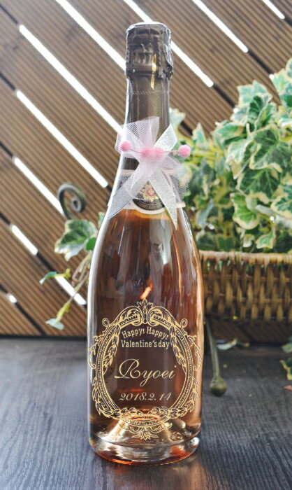 商品説明 バレンタインプレゼント名入れ彫刻スパークリングカヴァロゼワイン セグラヴューダス ブルート ロサード（スペイン産） お名前と記念日をワインボトルへ彫刻致します。 ボトルリボンはシルバー又はゴールドをお付けしております。 ギフトボックス、包装、ボトルリボン、彫刻ワイン込み（ボトルへの着色は無料となっております）内容量750ml 原材料ブドウ保存方法冷暗所に保管 ボトルの形や色が変わる場合がございます事をご了承願います。 特徴 ローズやチェリー系の香り柔らかい黒ブドウのタンニン、繊細な泡立ちを感じられる、美しい辛口タイプのロゼです。また様々なお料理に合わせられます。 お申込み方法 デザインはバレンタインデザイン集よりお選びください。 お申込み頂きますとデザイン校正をメールにてお知らせ致しますのでご覧頂き、デザイン校正に訂正、ご変更等ございましたらお忙しい中恐れ入りますが、お早めのご連絡お待ちしております。 制作を始めますとデザインのご変更が出来ません事をご了承願います。 名入れ彫刻ボトルは1本、1本、手作業でボトルを彫刻しております。 オプション 追加のオプション 木箱はこちらからお申込み下さい。 木箱 手提げ袋はこちらからお申込み下さい。 手提げ袋 ブリザーブドフラワーはこちらからお申込み下さい。 ブリザーブドフラワー【バレンタインデープレゼント名入れ彫刻ワイン】バレンタインデーワイン【記念日とお名前をワインボトルへ彫刻】【名前入りワイン】【刻印ワイン】【ワイン彫刻】【彫刻ワイン】【彫刻ボトル】【ワイン名入れ】【ボトル彫刻】【エッチングワイン】セグラヴューダス ブルート ロサード 【バレンタインデープレゼント名入れ彫刻ワイン】バレンタインデーワイン【記念日とお名前をワインボトルへ彫刻】【名前入りワイン】【刻印ワイン】【ワイン彫刻】【彫刻ワイン】【彫刻ボトル】【ワイン名入れ】【ボトル彫刻】【エッチングワイン】シルバー着色 【バレンタインデープレゼント名入れ彫刻ワイン】バレンタインデーワイン【記念日とお名前をワインボトルへ彫刻】【名前入りワイン】【刻印ワイン】【ワイン彫刻】【彫刻ワイン】【彫刻ボトル】【ワイン名入れ】【ボトル彫刻】【エッチングワイン】】ゴールド着色 【バレンタインデープレゼント名入れ彫刻ワイン】バレンタインデーワイン【記念日とお名前をワインボトルへ彫刻】【名前入りワイン】【刻印ワイン】【ワイン彫刻】【彫刻ワイン】【彫刻ボトル】【ワイン名入れ】【ボトル彫刻】【エッチングワイン】箱入り包装無料 【バレンタインデープレゼント名入れ彫刻ワイン】バレンタインデーワイン【記念日とお名前をワインボトルへ彫刻】【名前入りワイン】【刻印ワイン】【ワイン彫刻】【彫刻ワイン】【彫刻ボトル】【ワイン名入れ】【ボトル彫刻】【エッチングワイン】デザイン集 バレンタインデープレゼントにオリジナル名入れ彫刻スパークリングワインを！