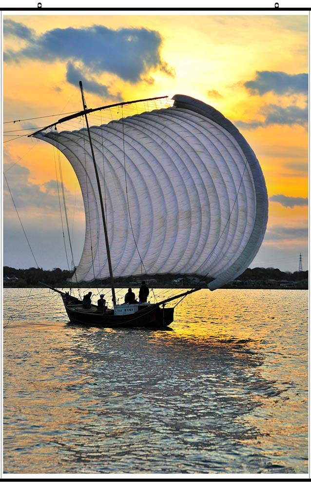 風景写真タペストリー 茨城 夕焼けで黄金に光る霞ヶ浦と帆引き船 TAP-12 インテリア グラフィックアート タペストリー 写真 プレゼント ギフト 贈答品 お...