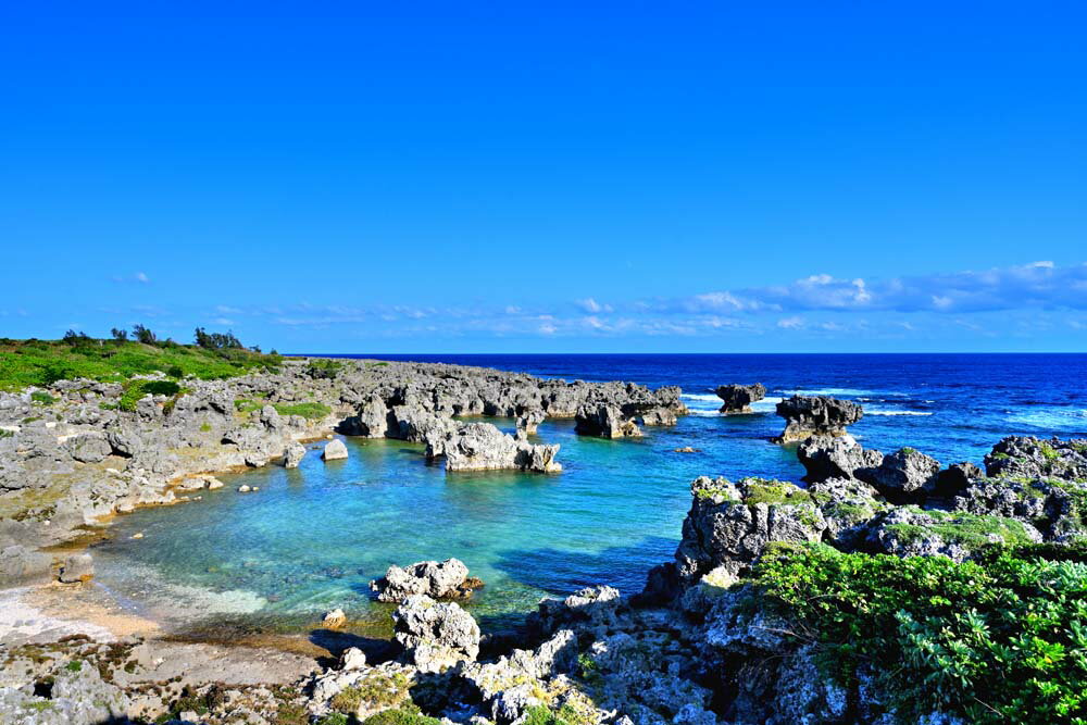 【沖永良部島】 隆起サンゴ礁の島で、四季を通じて暖かく、熱帯・亜熱帯の花が咲いています。 東洋一の鍾乳洞・昇竜洞のほかに200～300もの大鍾乳洞群があることから、「花と鍾乳洞の島」ともいわれています。 【ウジジ浜公園】 長い歳月をかけて浸食された数多くの奇岩が見られます。 ここは朝日を見るのに絶好のスポットですが、もちろん、日中の海の美しさと開放感は言うまでもありません。 1890年にカナダの帆船が大破したときに島民が必死で救助活動を行い、その記念として帆船型モニュメントが設置されています。 ■サイズ ：91×60.6×厚さ2.8cm　 (M30) 　　サイズ変更できます。 ■重さ：約1.5kg 壁に負担がかかりません ■取付け金具付き ◆風景写真パネルの説明 丈夫で耐久性に優れ、表面が滑らかな光沢ある高級写真用紙を使っていますので、風景が綺麗に仕上がります。 見た目が鏡面仕上で高級感があります。 表面に触れないでください。気を使った扱いが必要です。 ◆写真パネルの発送は ご注文から、2〜3営業日以内に発送。 特注サイズは、10営業日以内に発送致します。風景写真パネル 沖永良部島 ウジジ浜 01 ◆風水では絵画より、写真を飾る方が効果が高いと言われます。 ◆絵画と異なり、リーズナブルな料金でスペースを飾ることができ、その景色を臨場感たっぷりに感じることができます。 【飾り方と用途】 写真の大きさに比較して軽く仕上がりますので、壁に負担がかからず、フック2ヶ（付属でお付けします）で簡単に壁に掛けることができ、スマートに飾れます。 裏面の丁寧な始末で、金属の露出を無くし壁にキズやサビの付着が無いようにしてあります。オフィスのアクセント、リビングや玄関のインテリアとして、癒やしの空間、お部屋の雰囲気作りに、また旅の思い出として飾ってください。 額装して壁掛けインテリアにもおすすめです。 おしゃれなインテリアアートとして、お祝い、ギフトにお薦めです。 新築や引っ越しのお祝い、入学や卒業のお祝い、成人式やご結婚、お誕生日のプレゼント、クリスマスプレゼントなど、各種ギフト用品として幅広くお使いください。きっと喜んでいただけることでしょう。 パソコンのモニターの色と、実際の商品の色が多少異なることがあります。