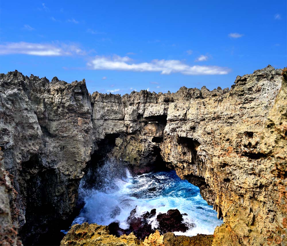 【沖永良部島】 隆起サンゴ礁の島で、四季を通じて暖かく、熱帯・亜熱帯の花が咲いています。 東洋一の鍾乳洞・昇竜洞のほかに200～300もの大鍾乳洞群があることから、「花と鍾乳洞の島」ともいわれています。 【フーチャ (潮吹き洞窟) 】 沖永良部島北海岸は断崖絶壁と岩場が広がり、海岸線付近には隆起珊瑚礁が浸食を受けて縦穴型の洞窟になっています。 台風や波の高いときには、そこから20～70mにもおよぶ潮が吹き上がることもあり、洞窟を覗くと深いブルーの海が渦を巻く、豪快な風景を見ることができます。 また、フーチャはウミガメを見ることができるスポットとしても知られています。 ◆丈夫な光沢用紙にプリントしていますので、きめ細かく発色がきれいです。 ◆サイズ　　52×59.4cm◆風景写真ポスター 沖永良部島 フーチャ (潮吹き洞窟) 09◆ ◆風水では絵画より、写真を飾る方が効果が高いと言われます。 ◆絵画と異なりリーズナブルな料金で飾ることができ、その景色を臨場感たっぷり感じていただくことができます。 【飾り方と用途】 オフィスのアクセント、リビングや玄関のインテリアに、お部屋の雰囲気作りに、また旅の思い出に飾ってください。 おしゃれなインテリアアートとして、お祝いやプレゼントにもお薦めです。新築や引っ越しのお祝い、入学や卒業のお祝い、成人式やご結婚のお祝い、お誕生日のプレゼント、クリスマスプレゼントなど、各種ギフト用品として幅広くお使いください。 きっと喜んでいただけることでしょう。 パソコンのモニターの色と、実際の商品の色が多少異なることがあります。