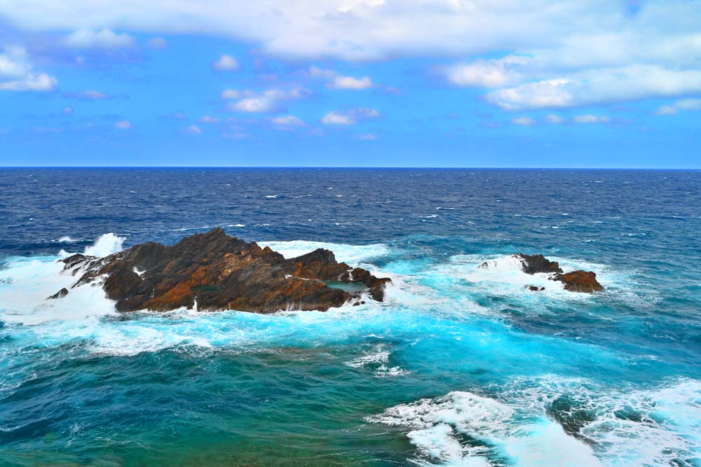 【沖永良部島】 隆起サンゴ礁の島で、四季を通じて暖かく、熱帯・亜熱帯の花が咲いています。 東洋一の鍾乳洞・昇竜洞のほかに200～300もの大鍾乳洞群があることから、「花と鍾乳洞の島」ともいわれています。 ビーチの数は、なんと大小110にものぼります。 【田皆岬】 島の北西端にある美しい岬で、奄美十景のひとつに数えられています。 高さ51mもの絶壁から見下ろすコバルトブルーの海と、白い波しぶきのコントラストが美しい！ ◆丈夫な光沢用紙にプリントしていますので、きめ細かく発色がきれいです。 ◆サイズ A1 84.1×59.4cm 　　　A2 59.4×42.0cm◆風景写真ポスター 沖永良部島 田皆岬 （たみなみさき） 08◆ ◆風水では絵画より、写真を飾る方が効果が高いと言われます。 ◆絵画と異なりリーズナブルな料金で飾ることができ、その景色を臨場感たっぷり感じていただくことができます。 【飾り方と用途】 オフィスのアクセント、リビングや玄関のインテリアに、お部屋の雰囲気作りに、また旅の思い出に飾ってください。 おしゃれなインテリアアートとして、お祝いやプレゼントにもお薦めです。新築や引っ越しのお祝い、入学や卒業のお祝い、成人式やご結婚のお祝い、お誕生日のプレゼント、クリスマスプレゼントなど、各種ギフト用品として幅広くお使いください。 きっと喜んでいただけることでしょう。 パソコンのモニターの色と、実際の商品の色が多少異なることがあります。