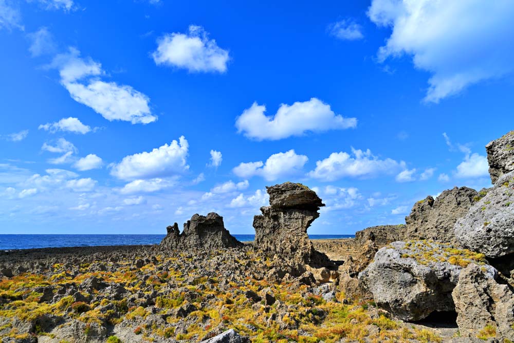 【徳之島】 奄美諸島のひとつで、鹿児島本土よりも沖縄本島に近い島。 徳之島の観光連盟では「心と生命にやさしい島」とPRしています。 海をはじめとする大自然の魅力はもちろんのこと、サトウキビの栽培や闘牛が盛んなことで知られています。 【みやどばる】 奇岩、巨岩、洞窟が連なる、太古の昔にでも迷い込んだような風景が広がります。 ここでは珊瑚の潮だまりを削りならし、潮の干し場として利用されていました。 ◆サイズ：91×60.6cm×厚さ3cm (M30) 　　サイズ変更できます。 ◆重 さ：約1.5kg 壁に負担がかかりません ◆取付け金具付属 ◆風景写真パネルの説明 丈夫で耐久性に優れ、表面が滑らかな光沢ある高級写真用紙を使っていますので、風景が綺麗に仕上がります。 見た目が鏡面仕上で高級感があります。 表面に触れないでください。気を使った扱いが必要です。 ◆写真パネルの発送は ご注文から、2〜3営業日以内に発送。 特注サイズは、10営業日以内に発送致します。風景写真パネル 徳之島 みやどばる塩田跡 17 ◆風水では絵画より写真を飾る方が、効果が高いと言われます。 ◆絵画と異なり、リーズナブルな料金でスペースを飾ることができ、その景色を臨場感たっぷりに感じることができます。 【飾り方と用途】 写真の大きさに比較して軽く仕上がりますので、壁に負担がかからず、付属のフック2ヶで簡単に壁に掛けることができ、スマートに飾れます。 裏面の丁寧な始末で金属の露出を無くし、壁にキズやサビの付着が無いようにしてあります。 オフィスのアクセント、リビングや玄関のインテリアとして、癒やしの空間、お部屋の雰囲気作りに、また旅の思い出として飾ってください。 おしゃれなインテリアアートとして、お祝い、ギフトにお薦めです。 新築や引っ越しのお祝い、入学や卒業のお祝い、成人式やご結婚、お誕生日のプレゼント、クリスマスプレゼントなど、各種ギフト用品として幅広くお使いください。きっと喜んでいただけることでしょう。 パソコンのモニターの色と、実際の商品の色が多少異なることがあります。