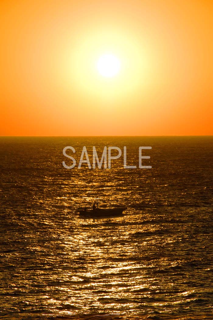沖縄 北大東島の海 夕日と漁船 4切W 風景写真 4W-19
