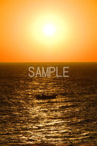 沖縄 北大東島の海 夕日と漁船 4切W 風景写真 4W-19